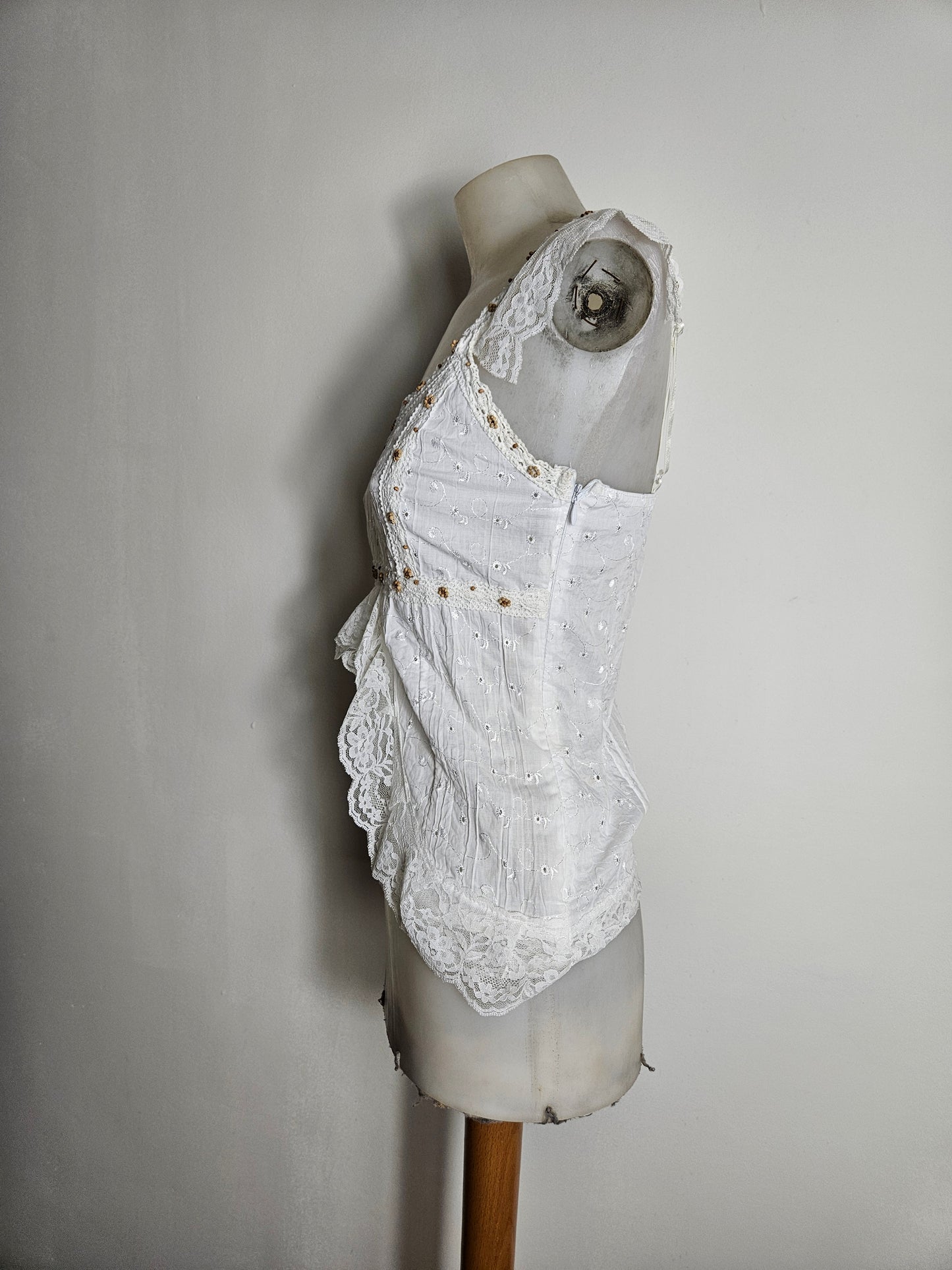 Top blanco con volantes