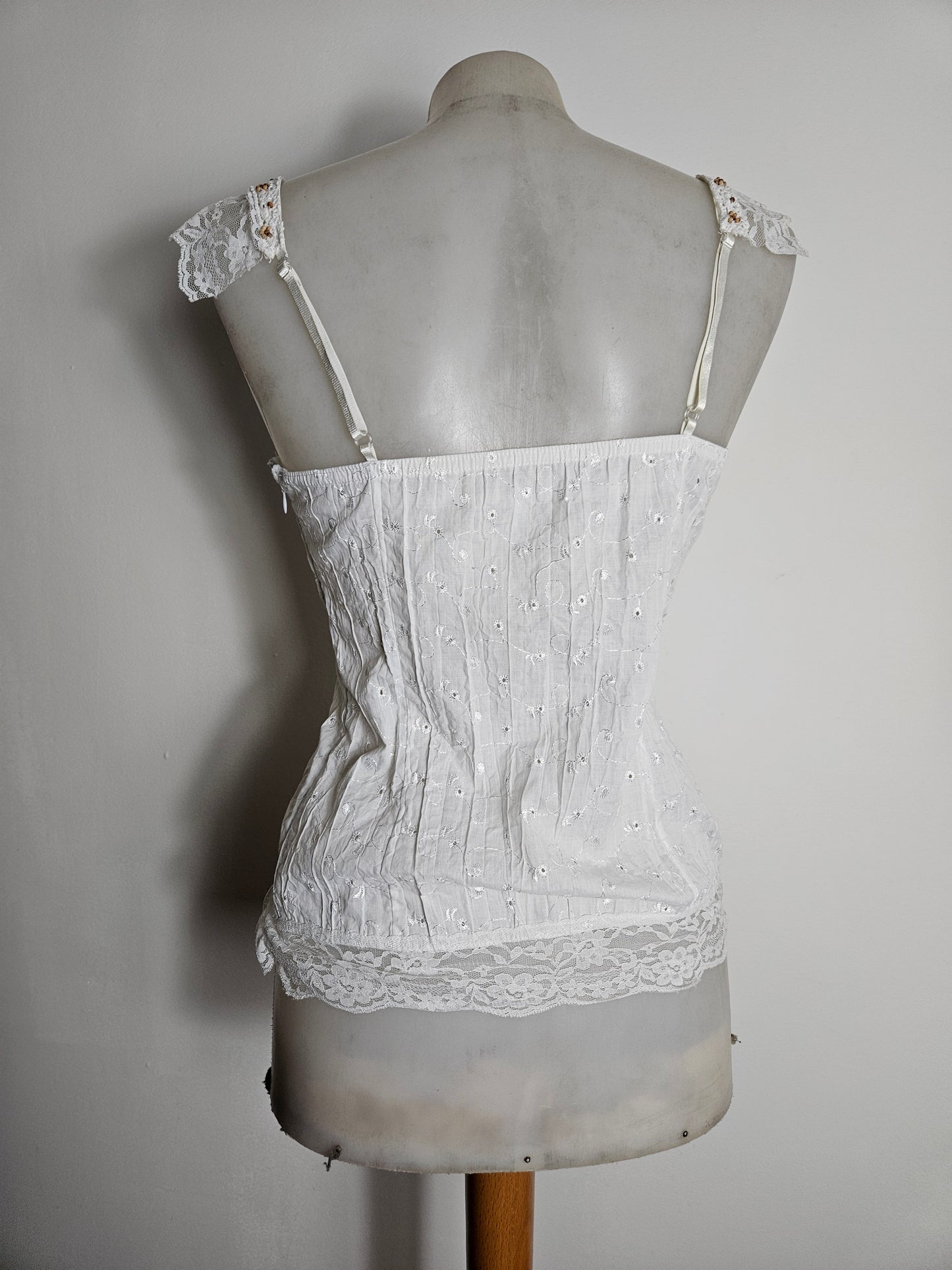Top blanco con volantes