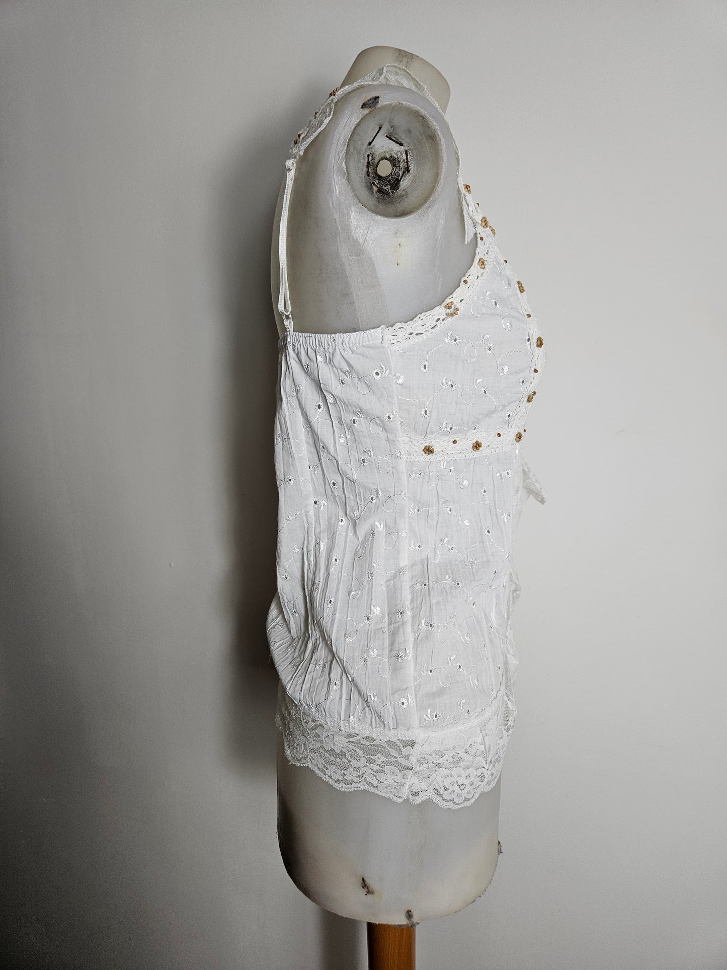 Top blanco con volantes