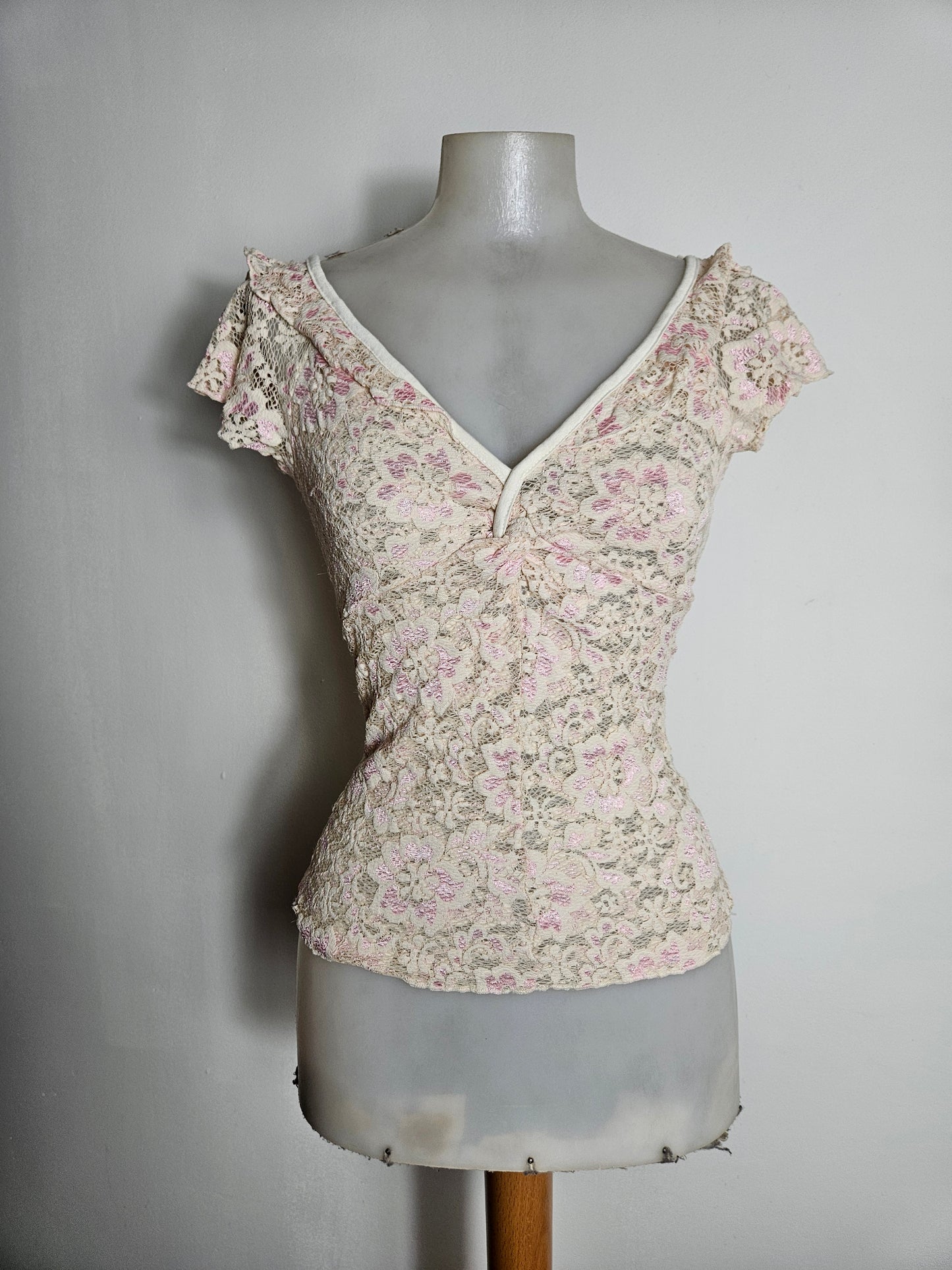 Haut en dentelle tons beige et rose