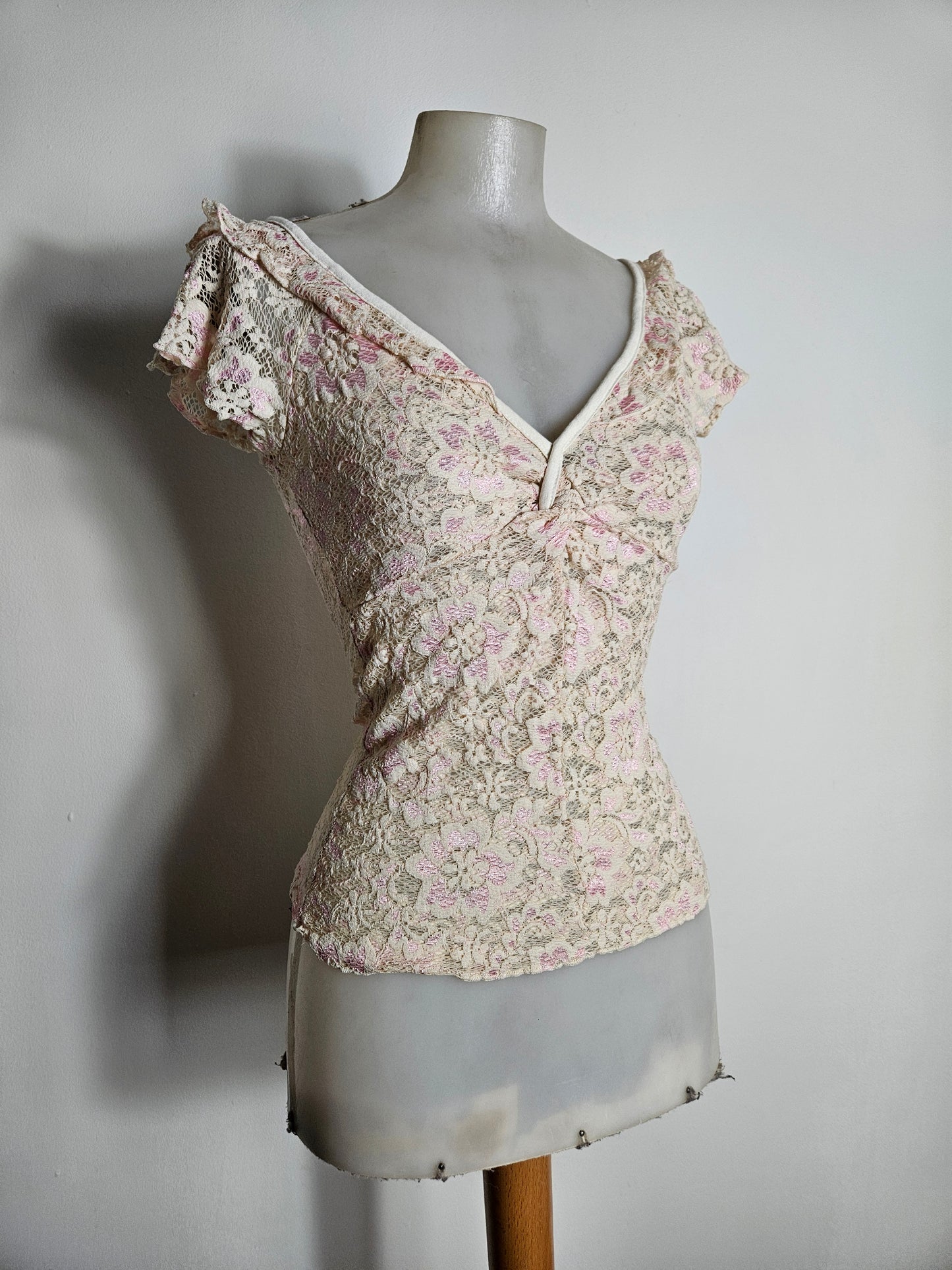 Haut en dentelle tons beige et rose