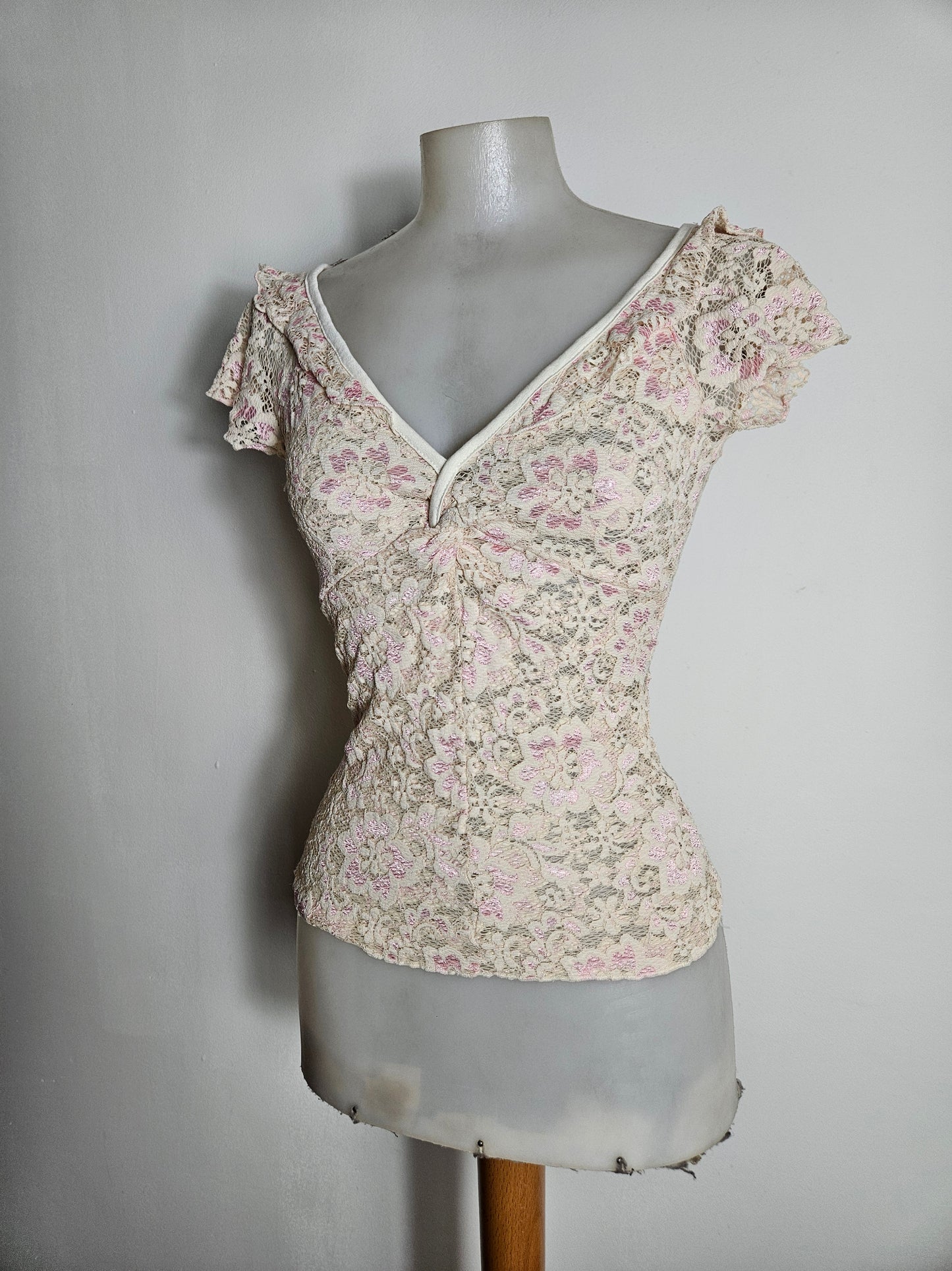 Haut en dentelle tons beige et rose