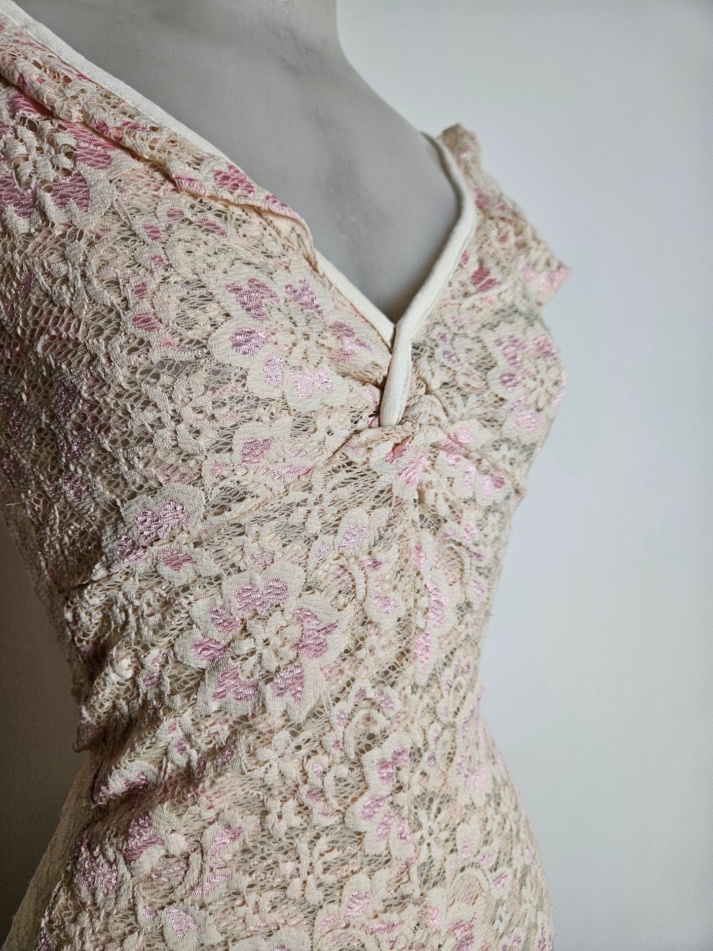 Haut en dentelle tons beige et rose