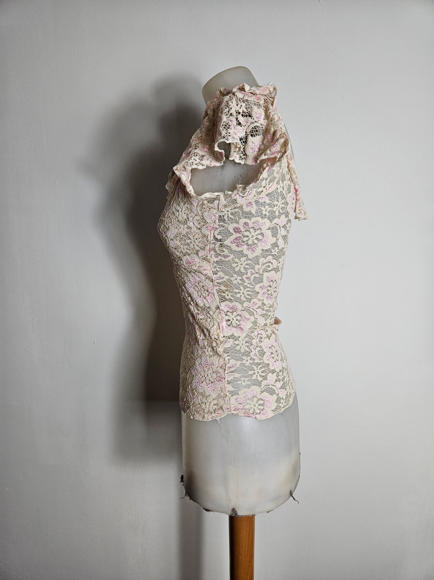 Haut en dentelle tons beige et rose