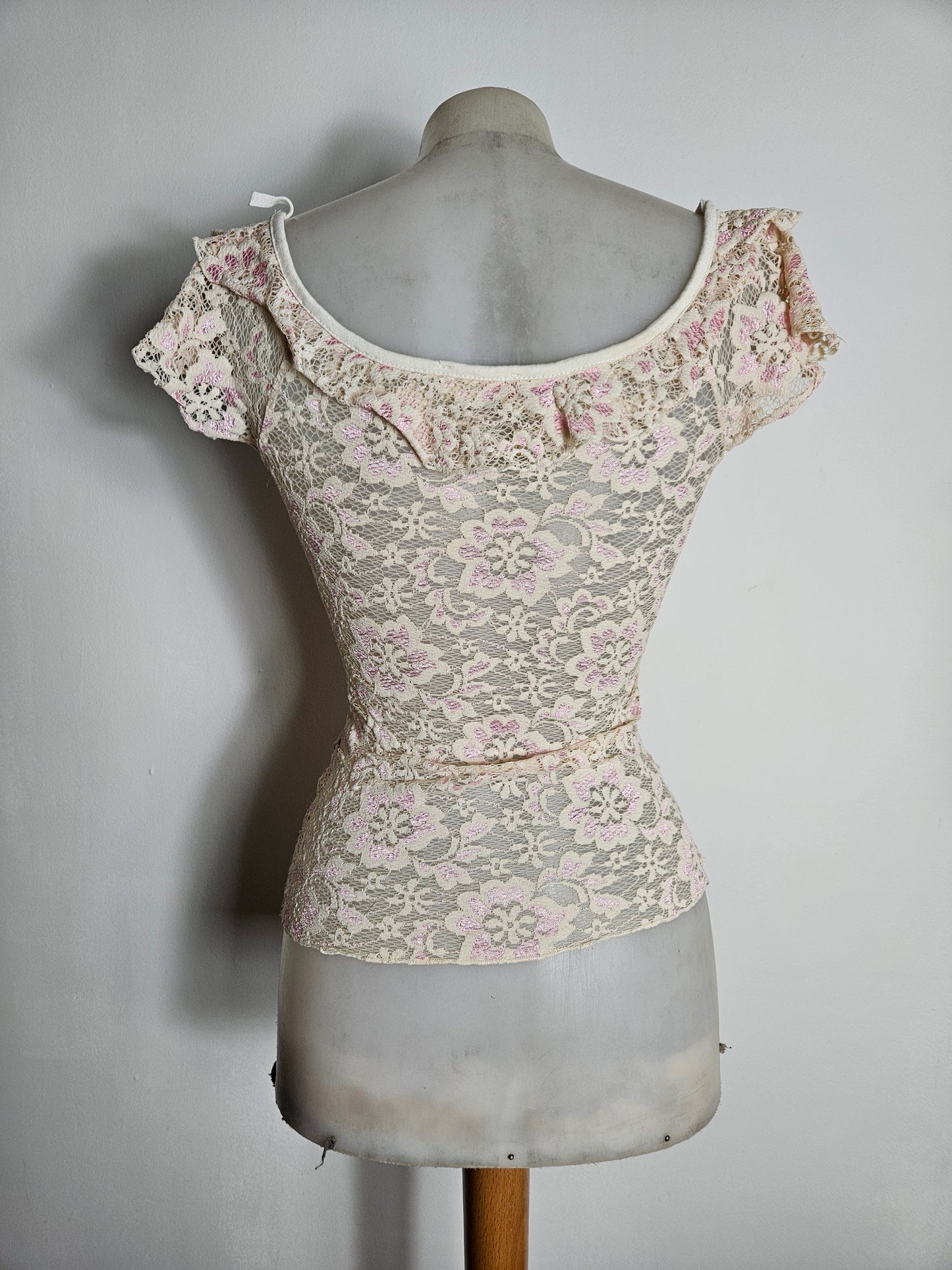 Haut en dentelle tons beige et rose
