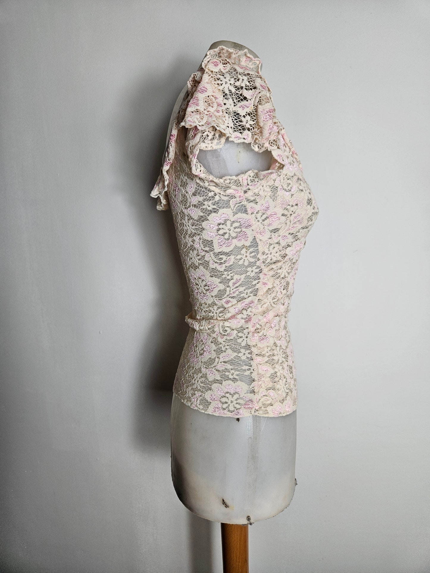 Haut en dentelle tons beige et rose