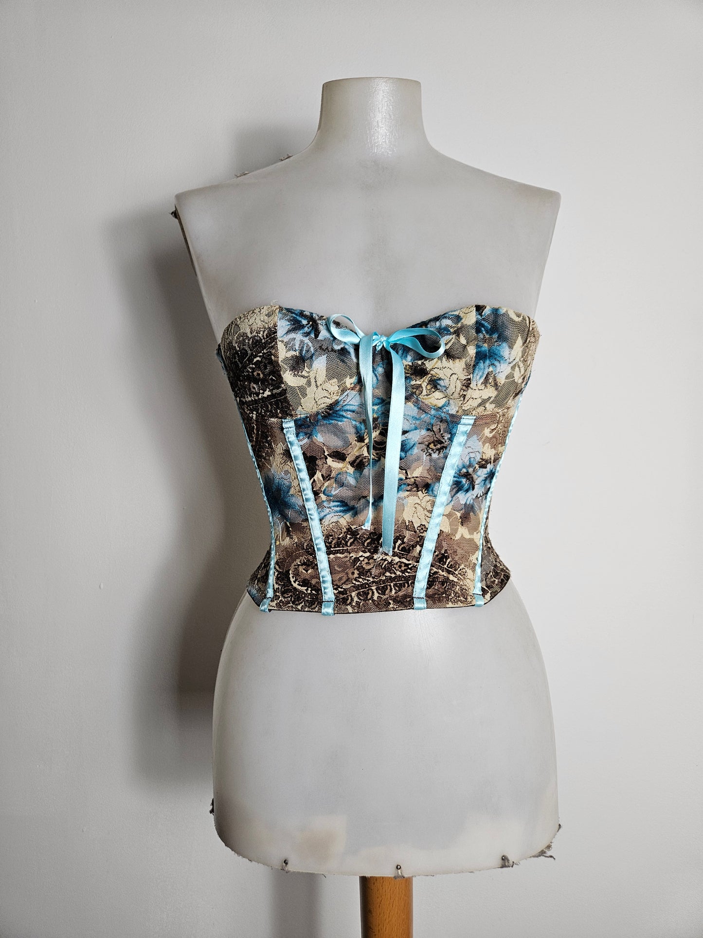 Bustier en dentelle tons bleus