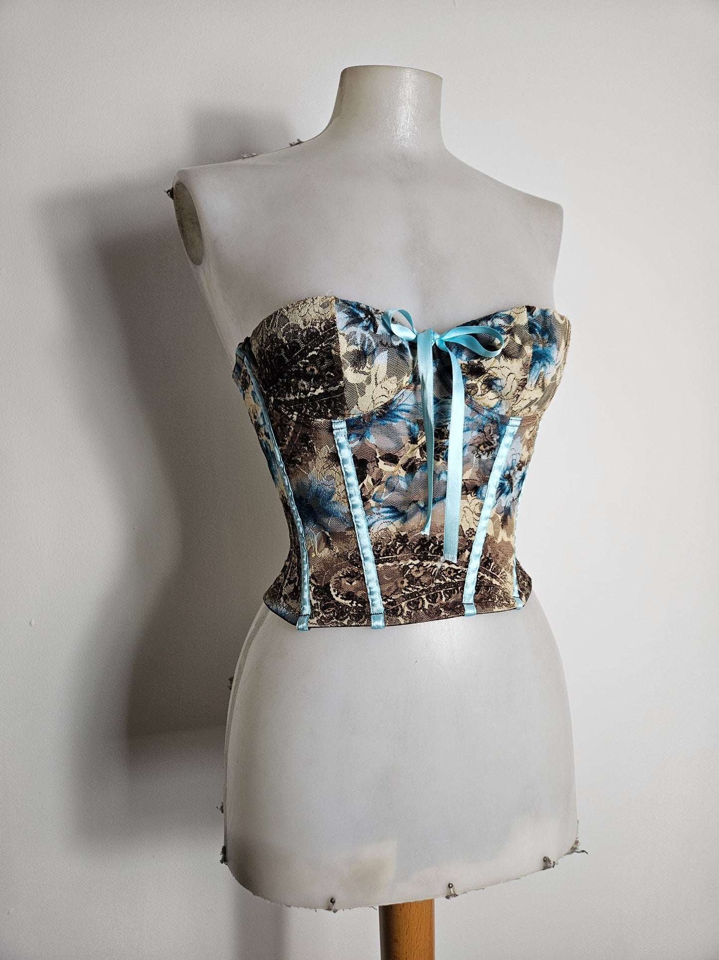 Bustier en dentelle tons bleus