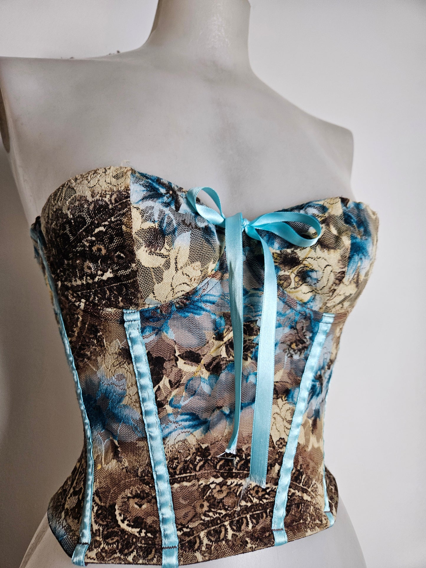 Bustier en dentelle tons bleus