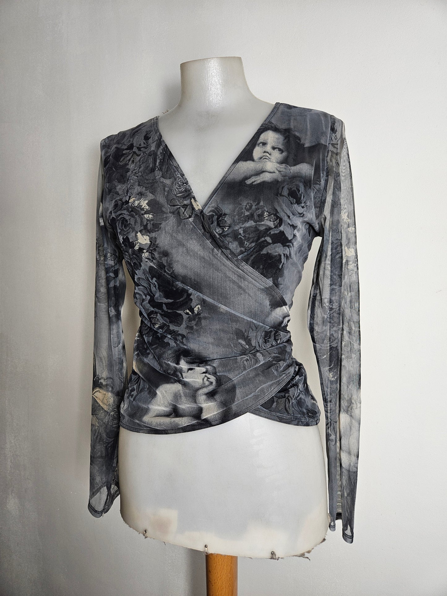 Wrap cardigan in voile with an angel pattern