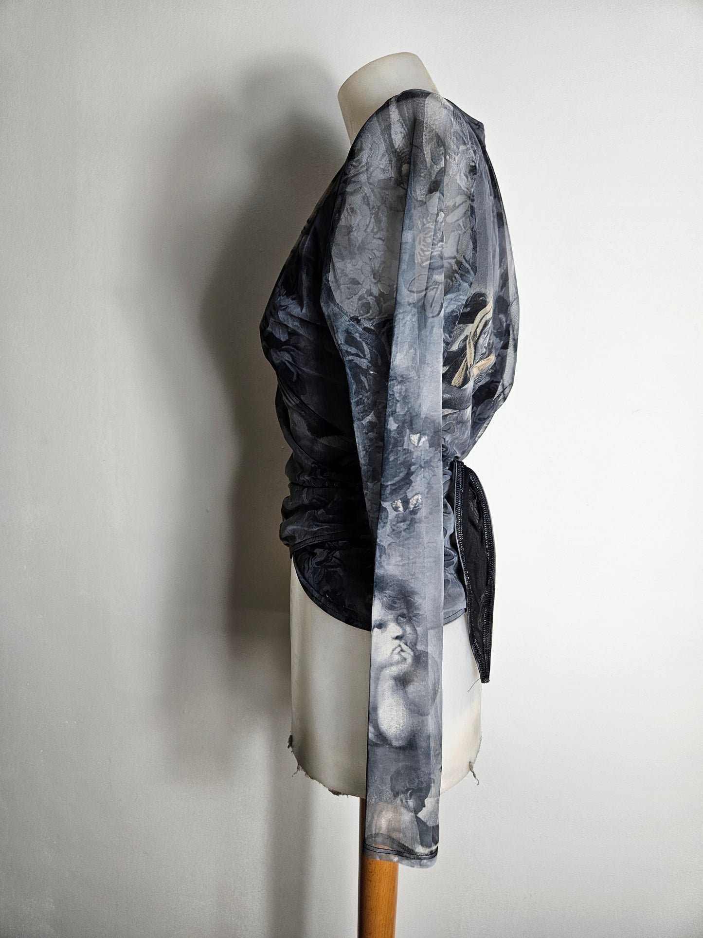 Wrap cardigan in voile with an angel pattern