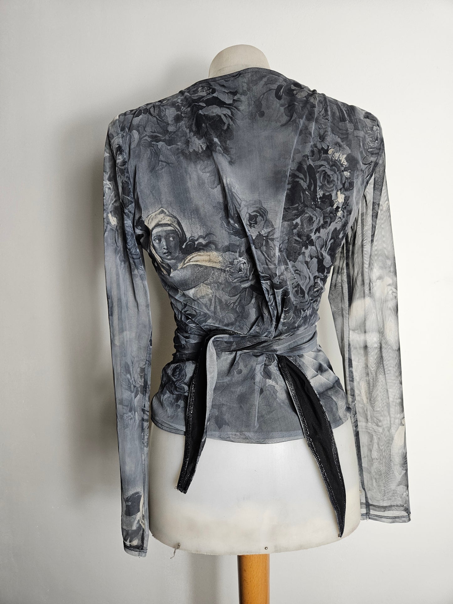 Wrap cardigan in voile with an angel pattern