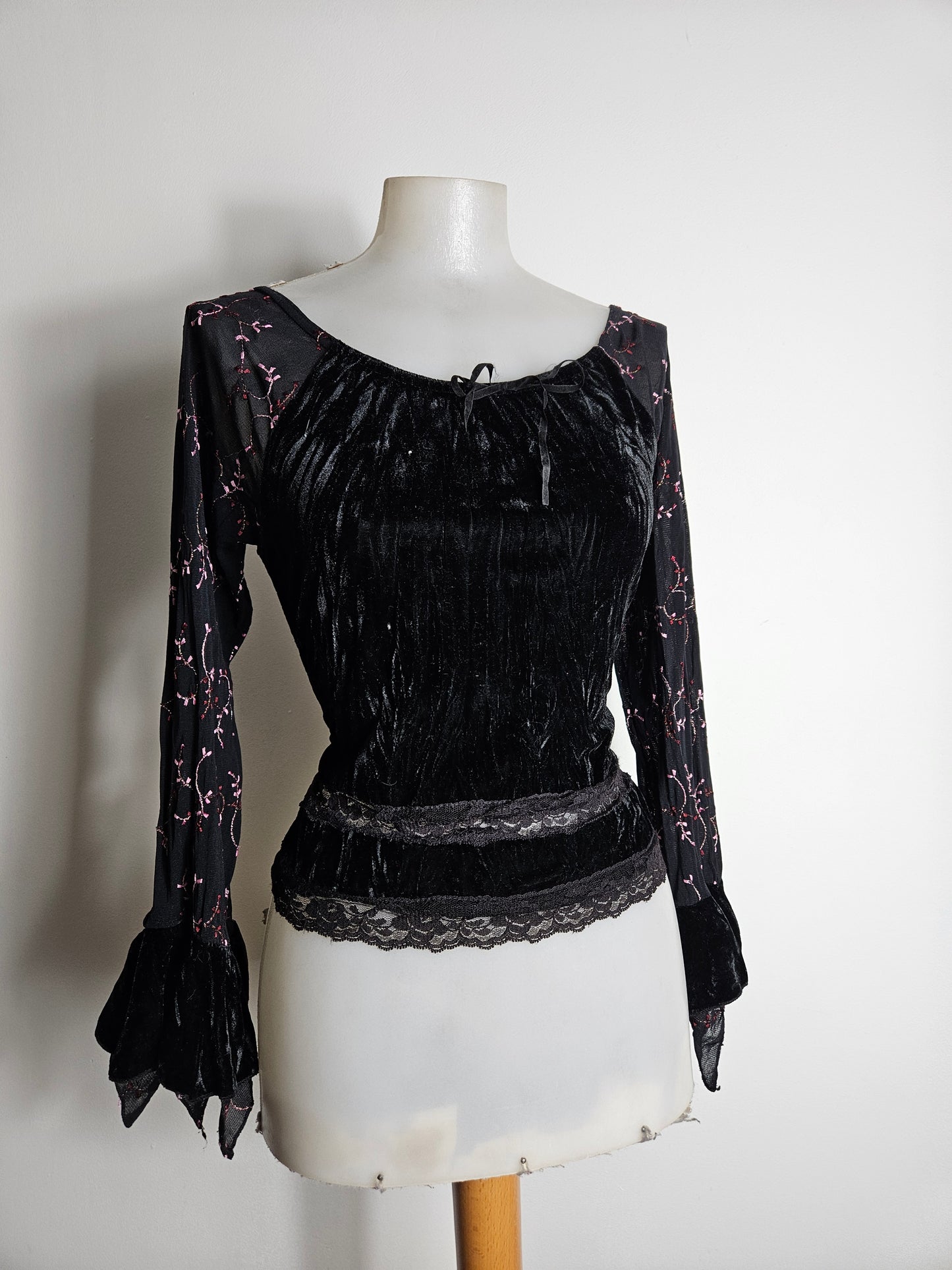 Haut en velours ras et dentelle