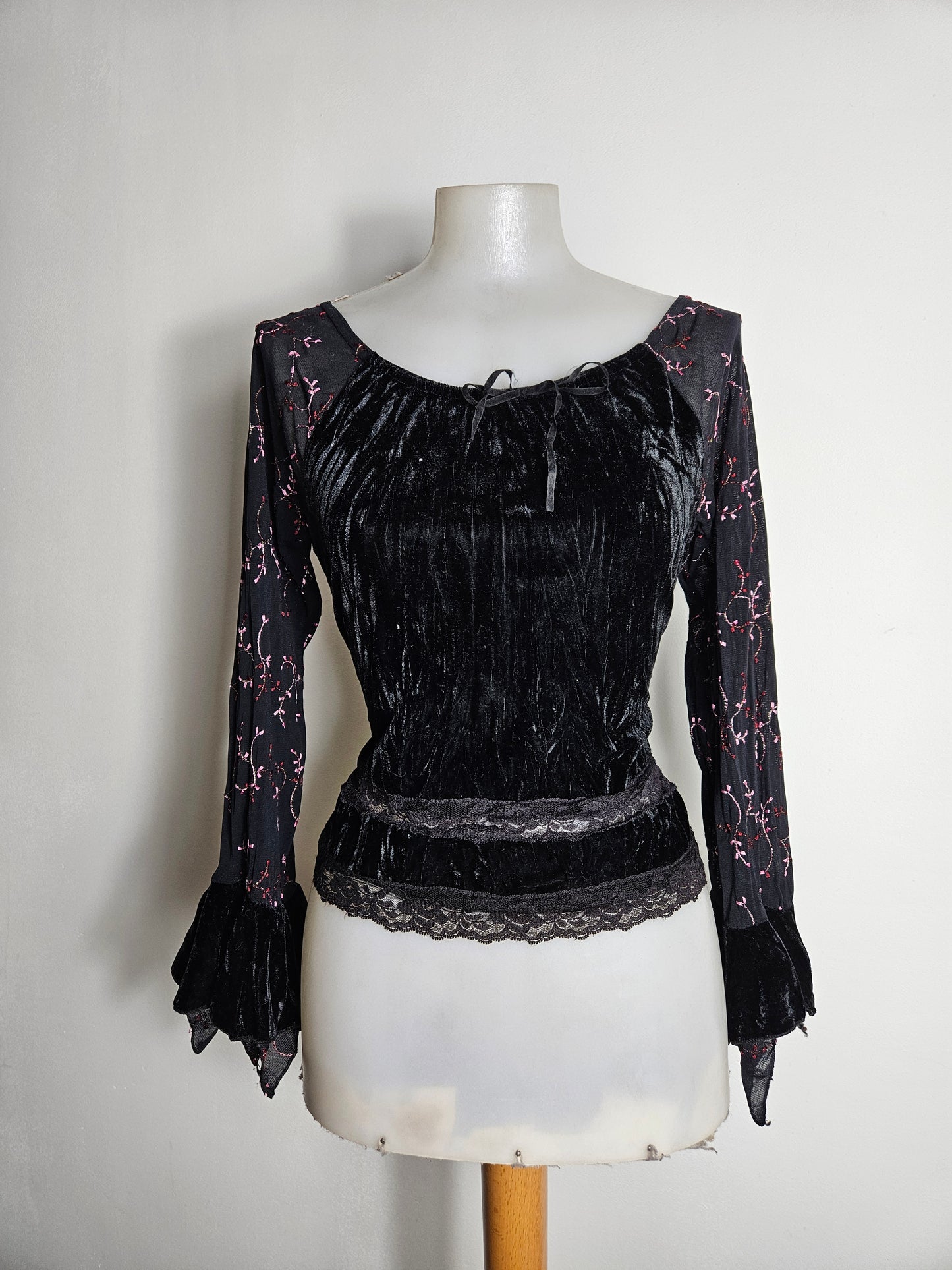 Haut en velours ras et dentelle