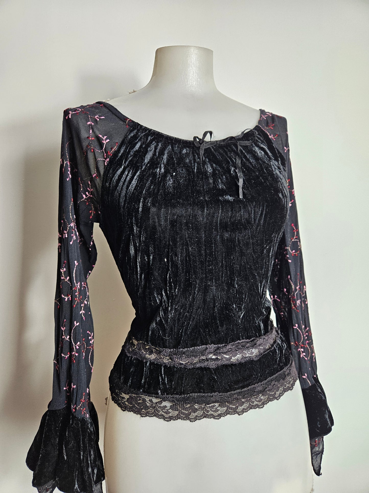 Haut en velours ras et dentelle