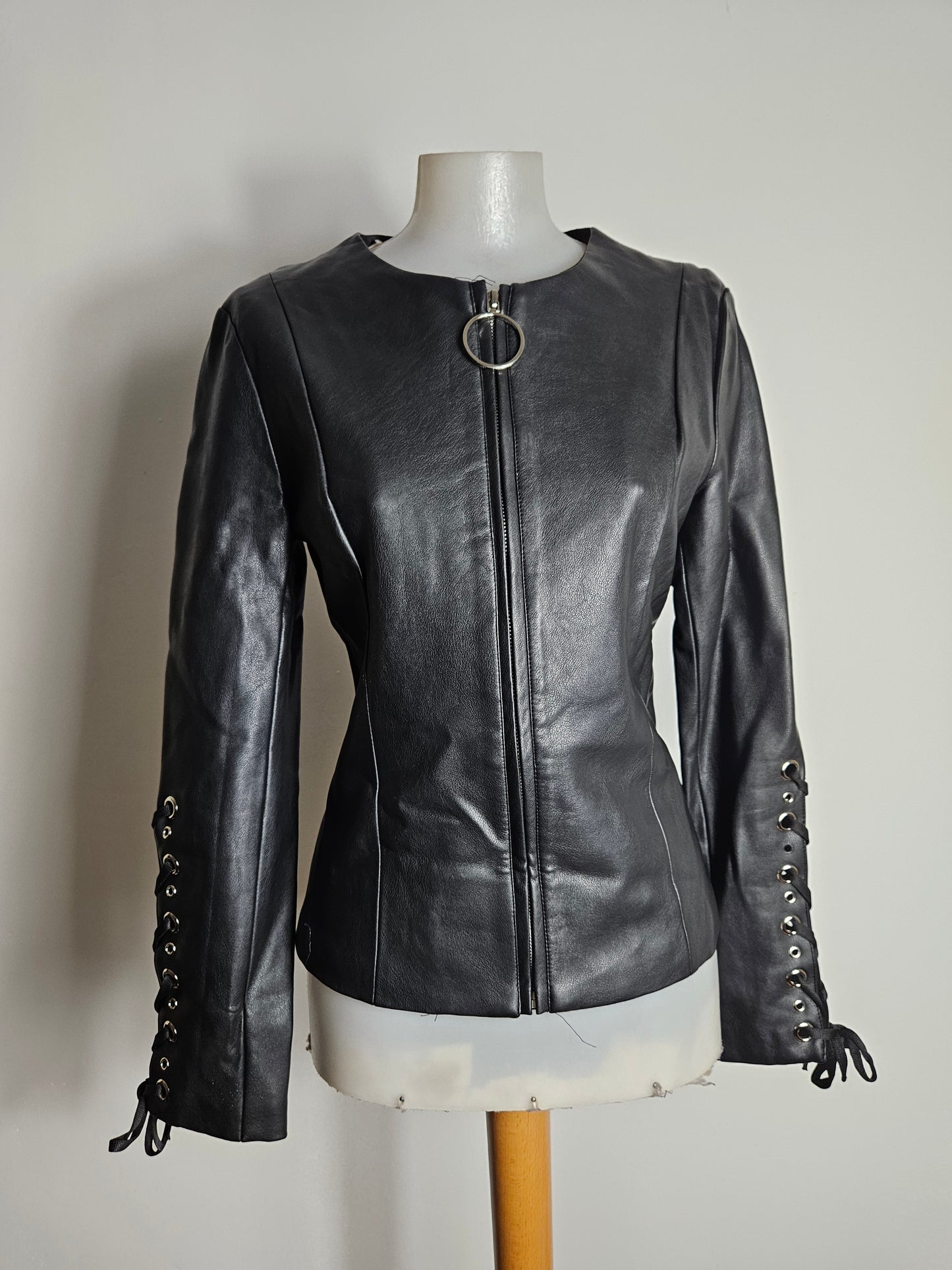Chaqueta de polipiel con espalda acordonada