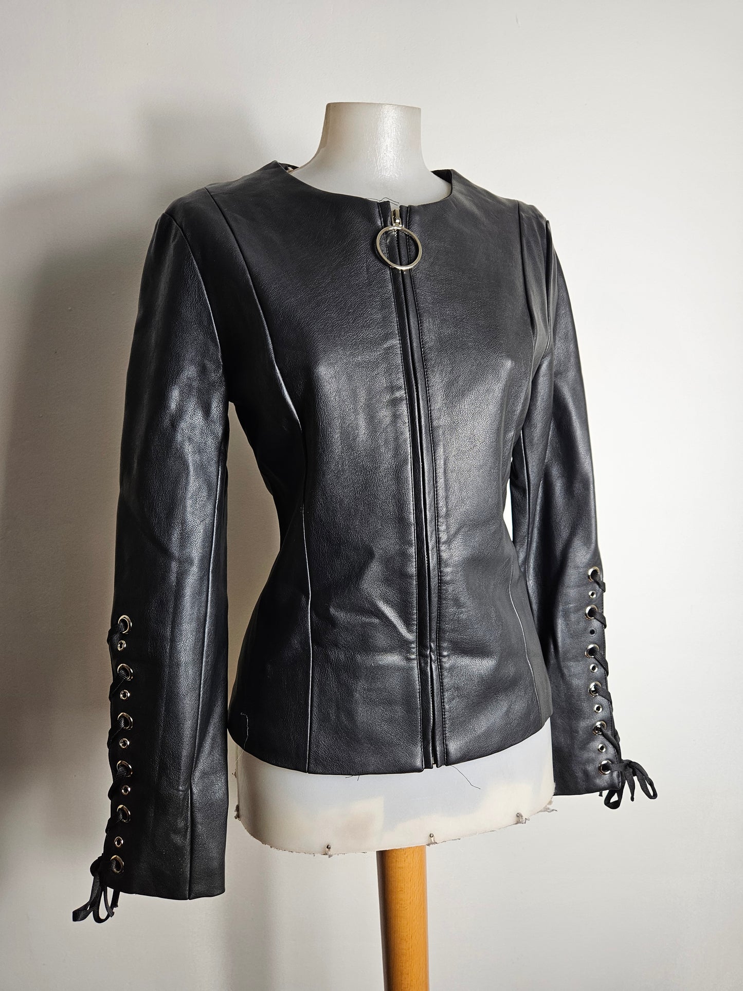 Chaqueta de polipiel con espalda acordonada
