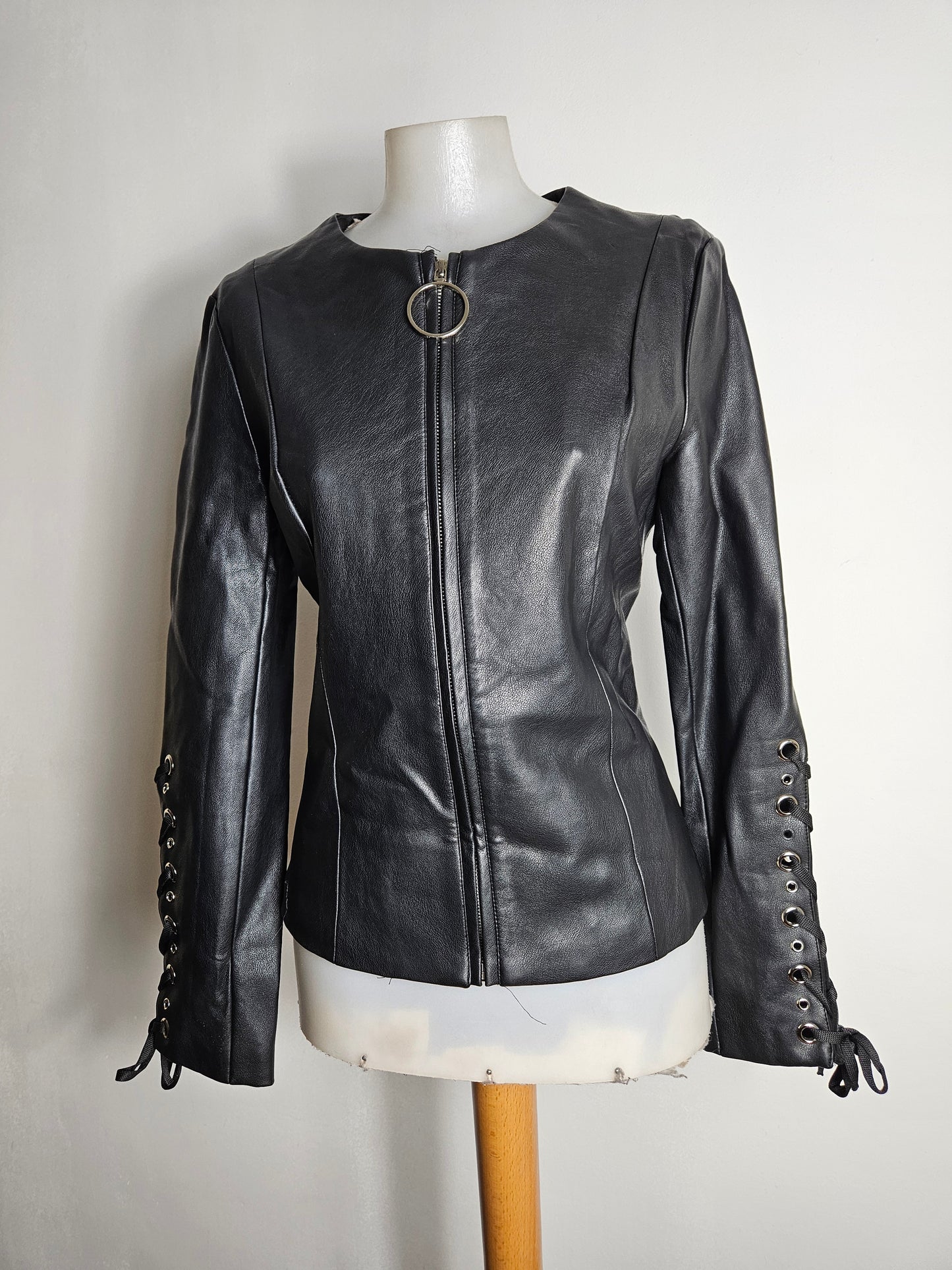 Chaqueta de polipiel con espalda acordonada