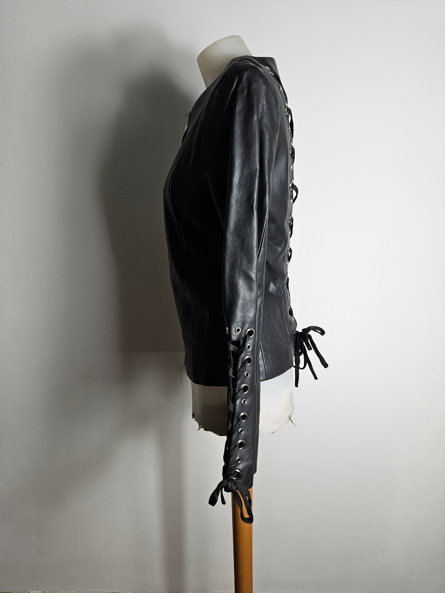 Chaqueta de polipiel con espalda acordonada