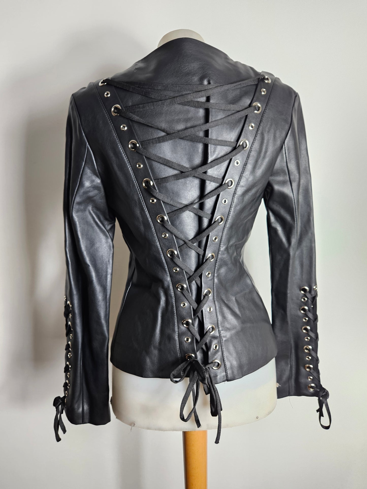 Chaqueta de polipiel con espalda acordonada