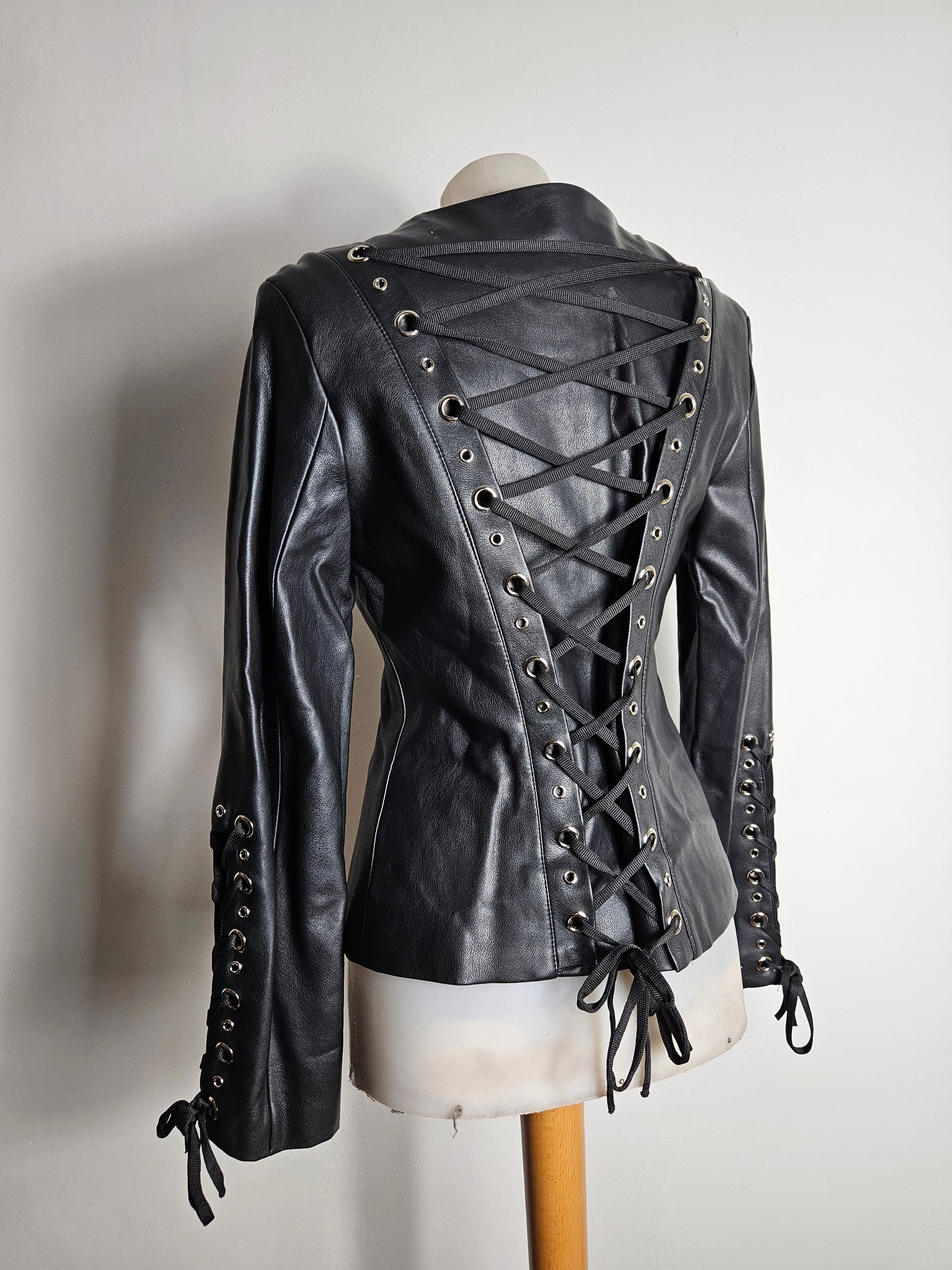 Chaqueta de polipiel con espalda acordonada