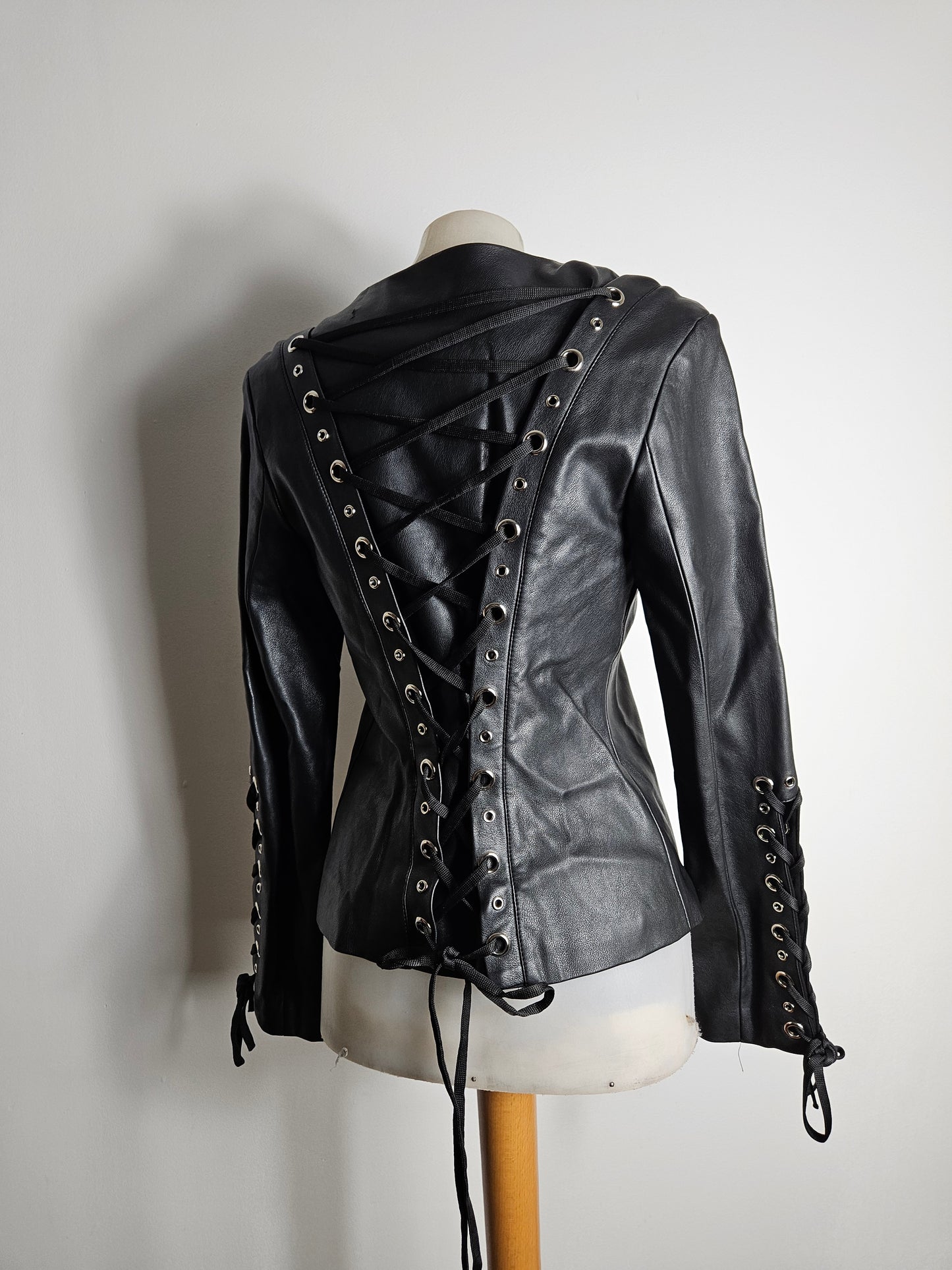 Chaqueta de polipiel con espalda acordonada