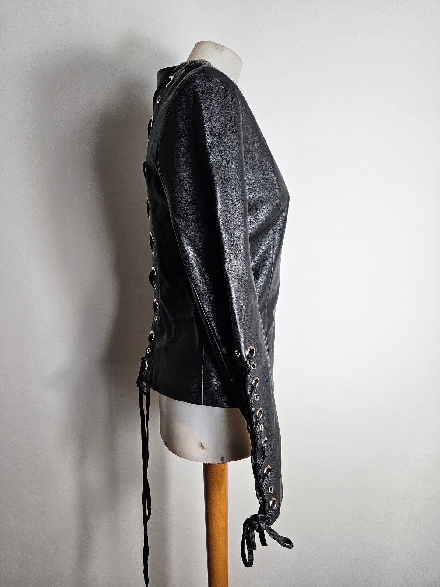 Chaqueta de polipiel con espalda acordonada