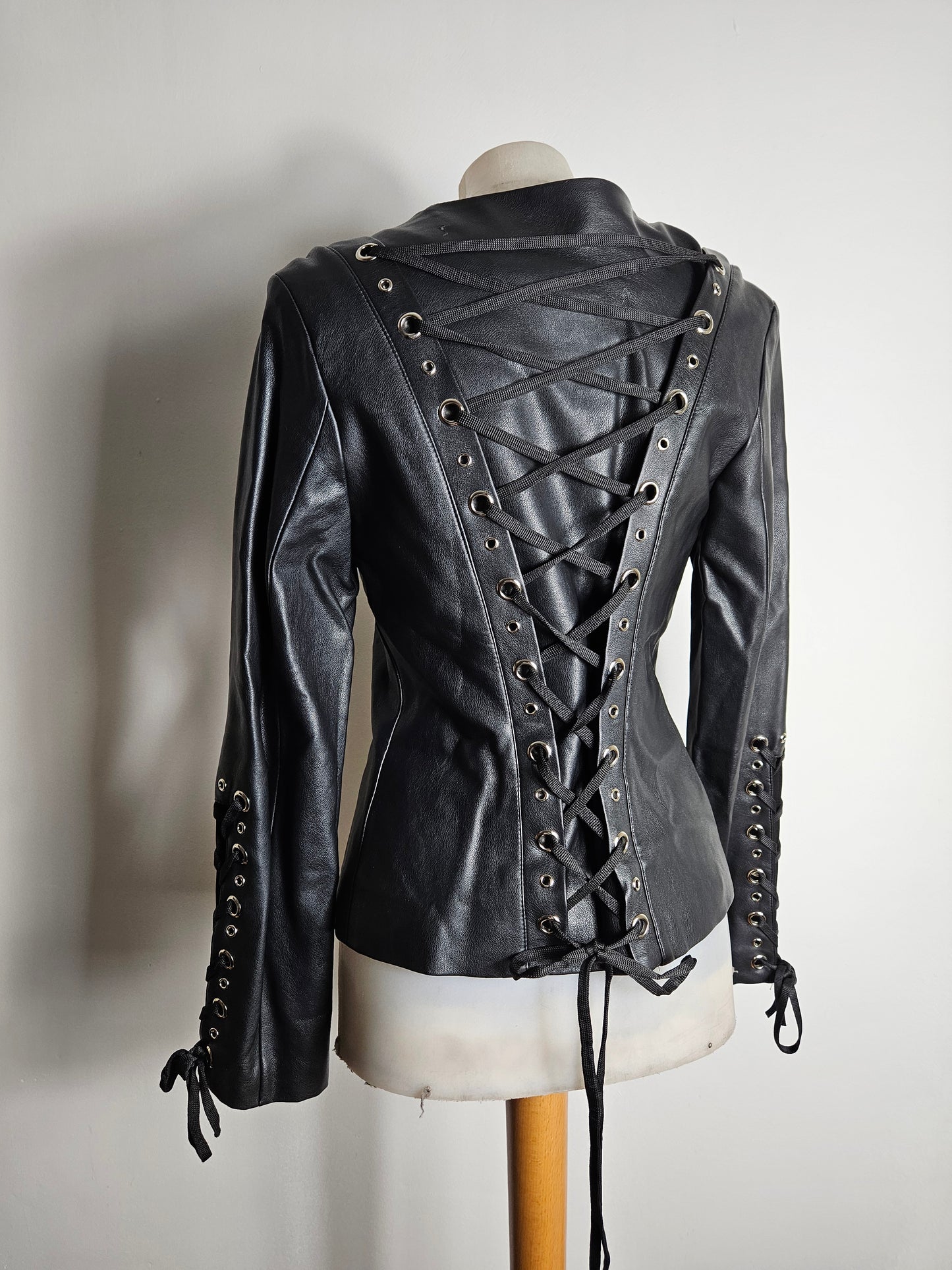 Chaqueta de polipiel con espalda acordonada