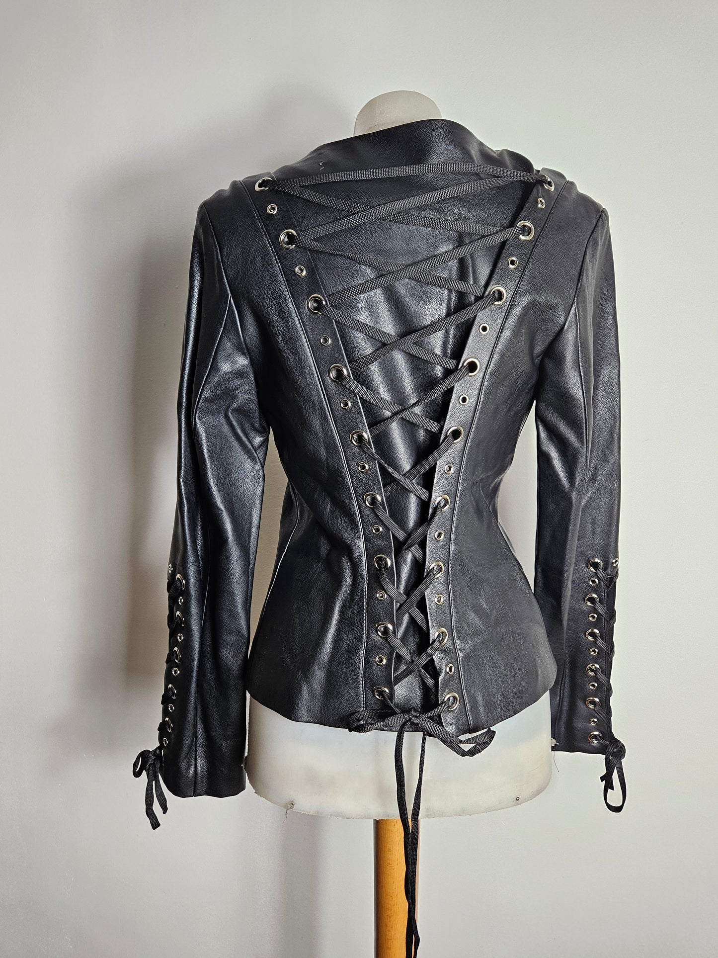 Chaqueta de polipiel con espalda acordonada