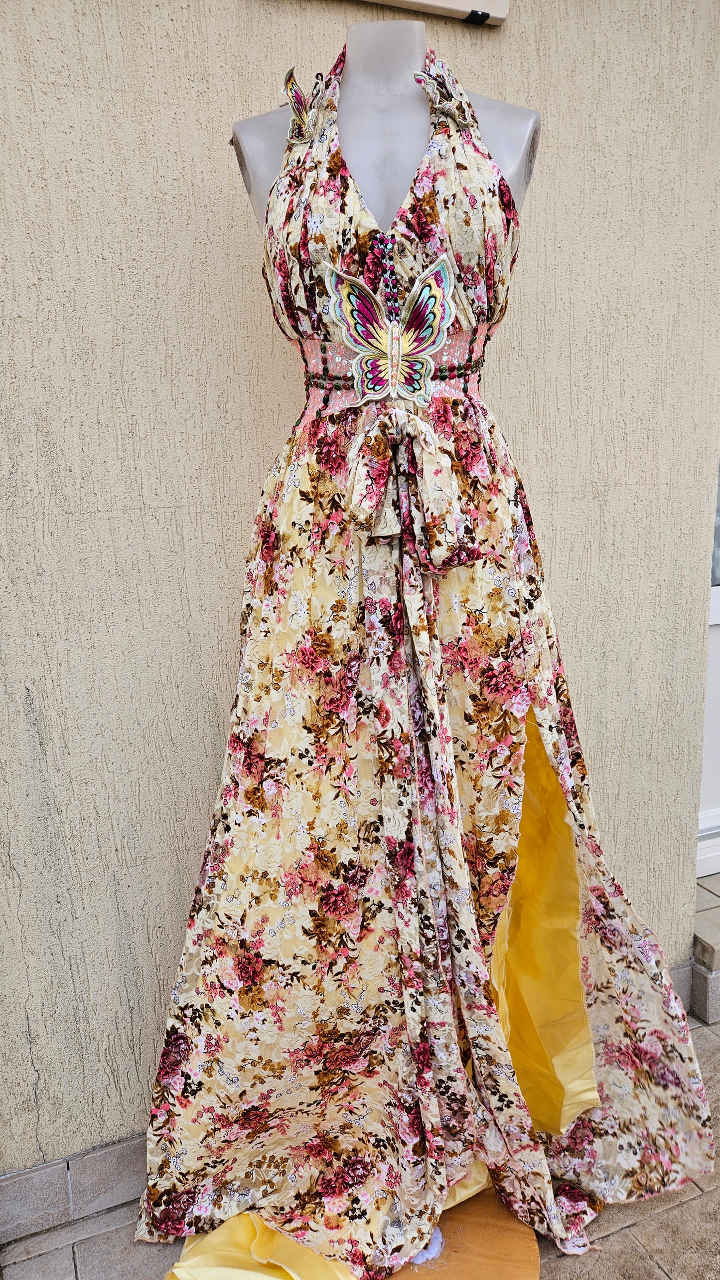 Longue robe fleurie dos nu