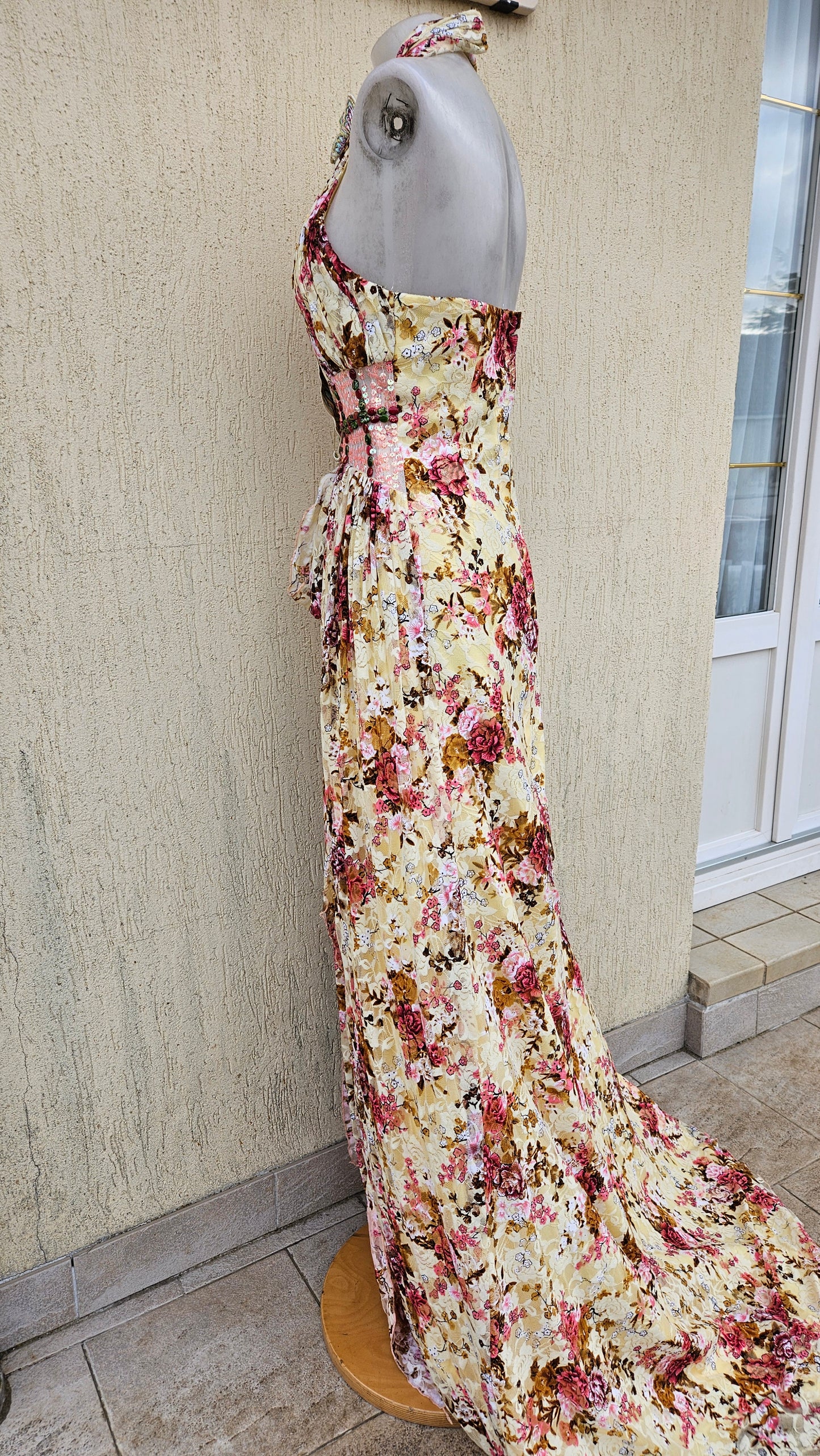 Longue robe fleurie dos nu