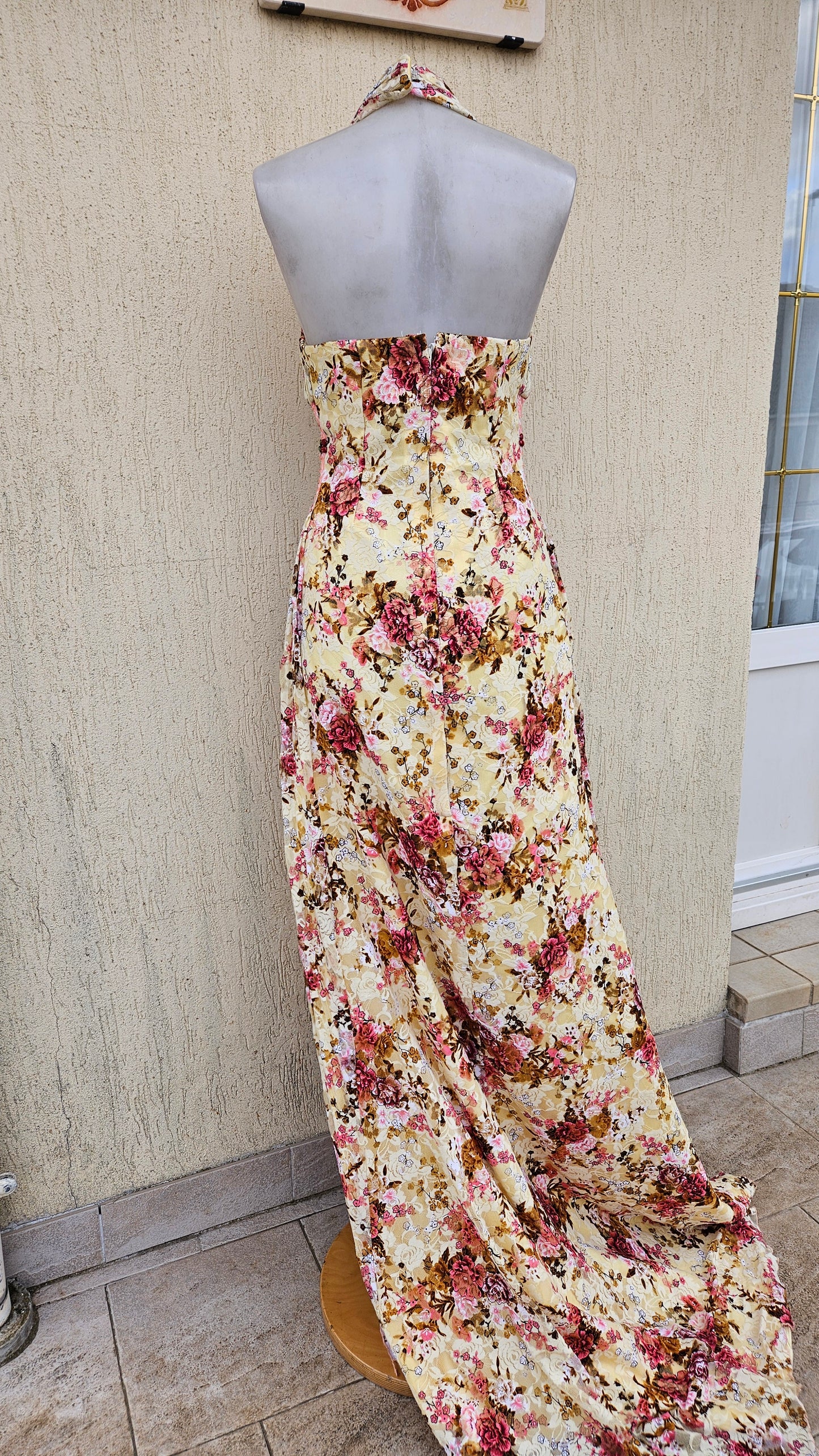 Longue robe fleurie dos nu