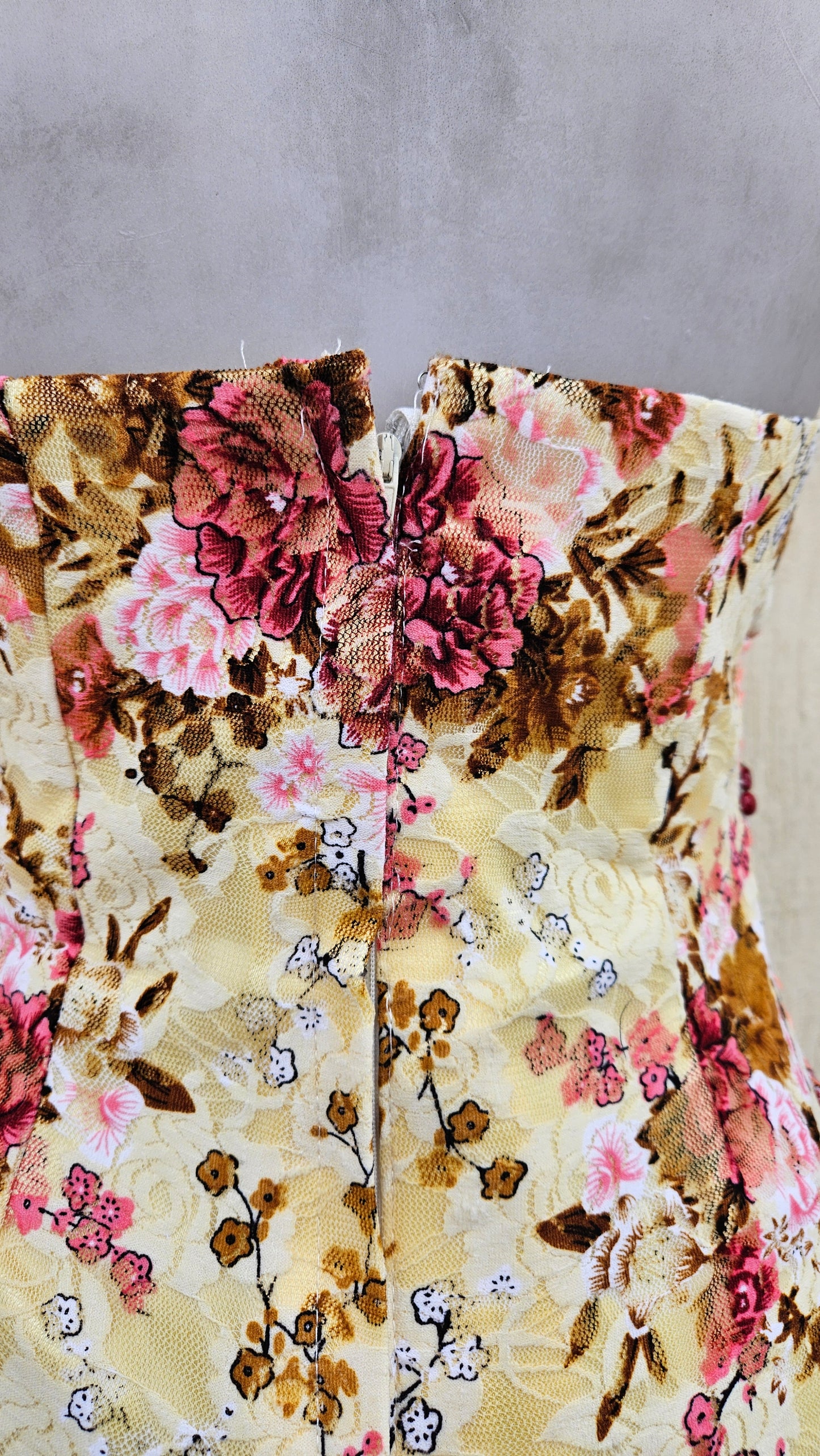 Longue robe fleurie dos nu