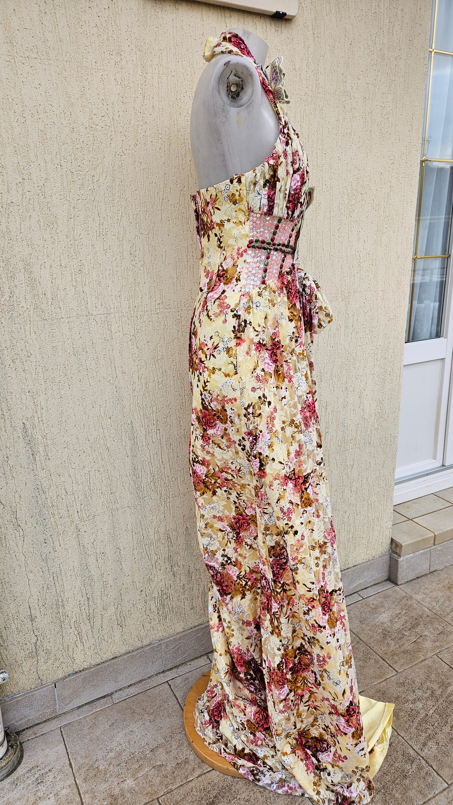 Longue robe fleurie dos nu