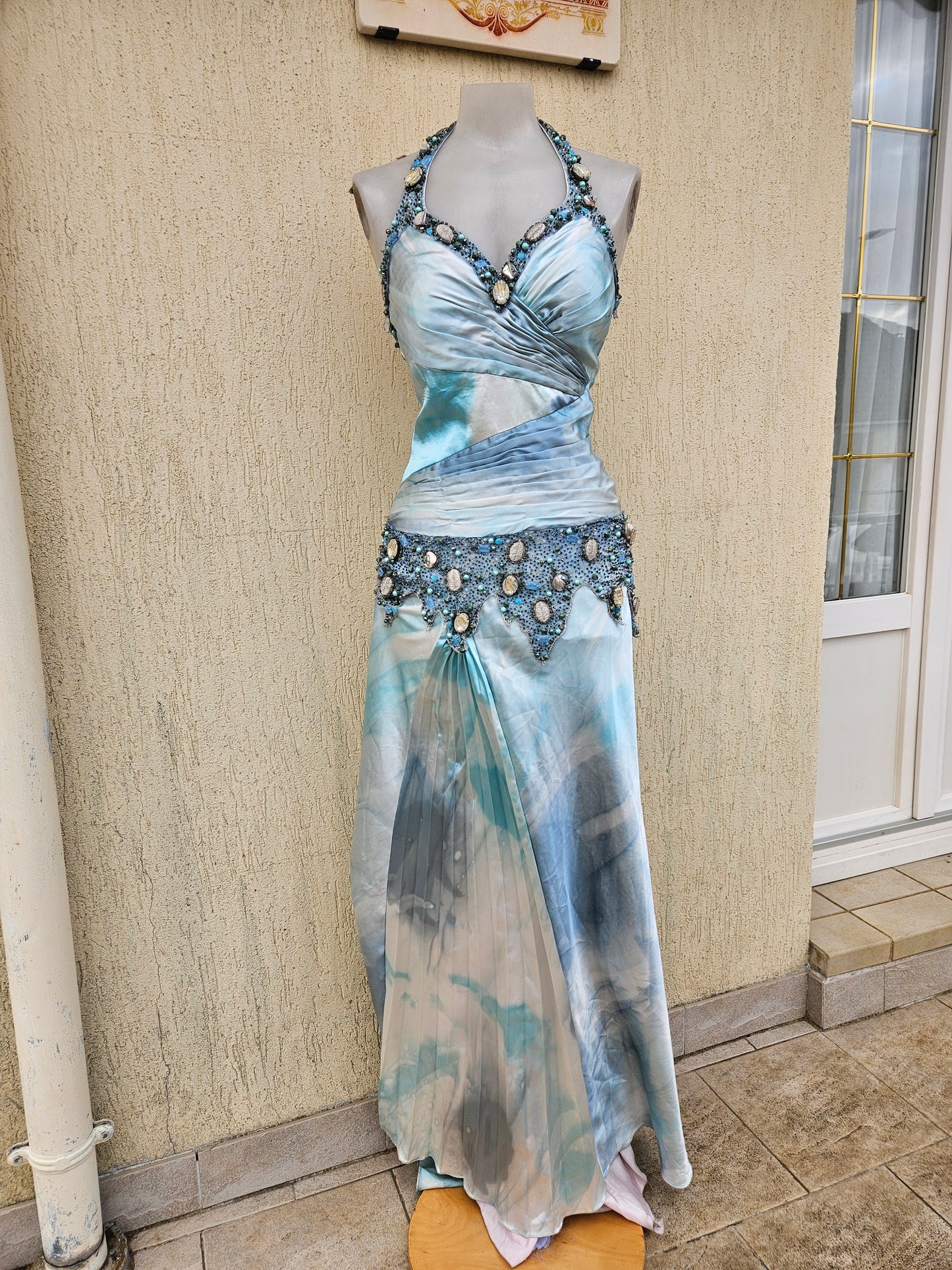 Longue robe dos nu brodée tons bleus