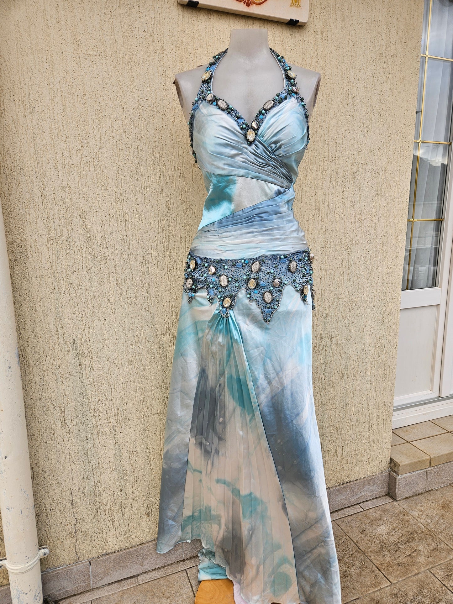 Longue robe dos nu brodée tons bleus
