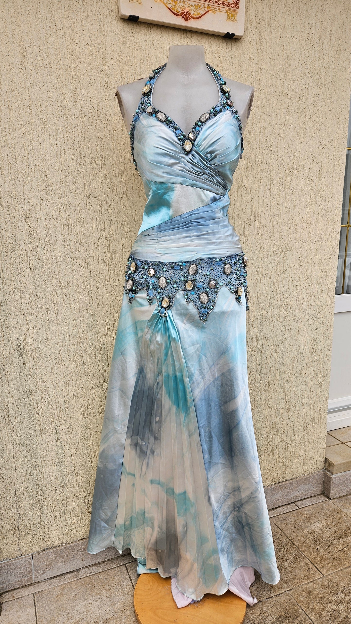 Longue robe dos nu brodée tons bleus