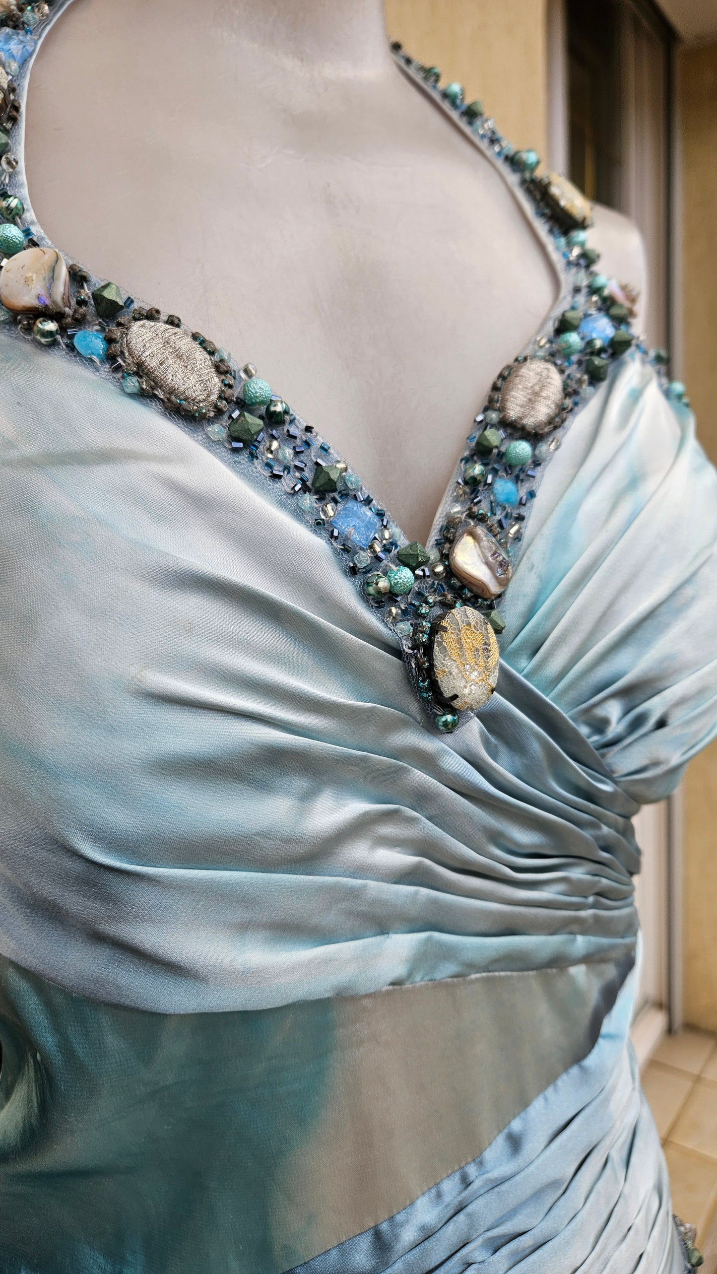 Longue robe dos nu brodée tons bleus