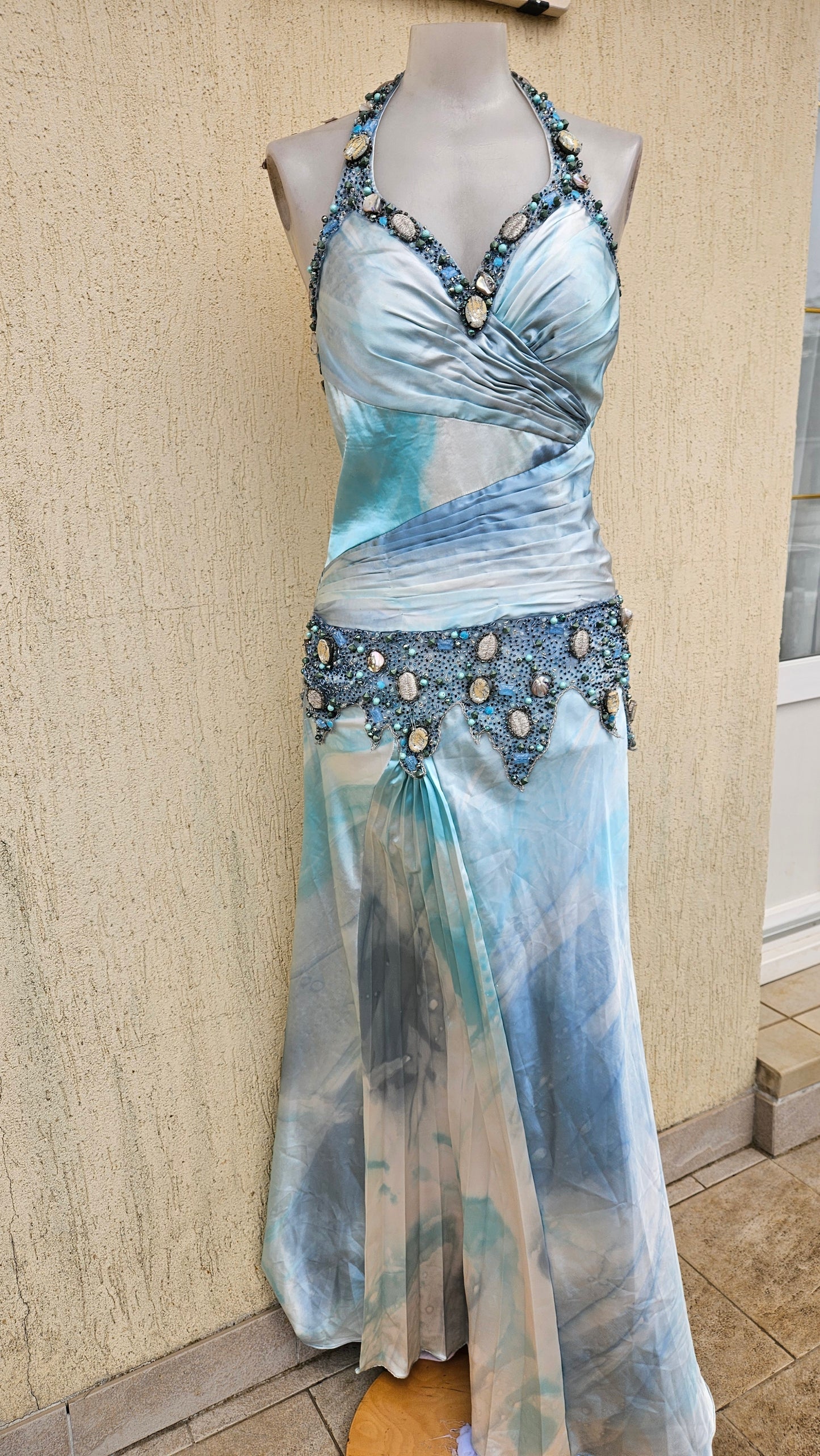 Longue robe dos nu brodée tons bleus