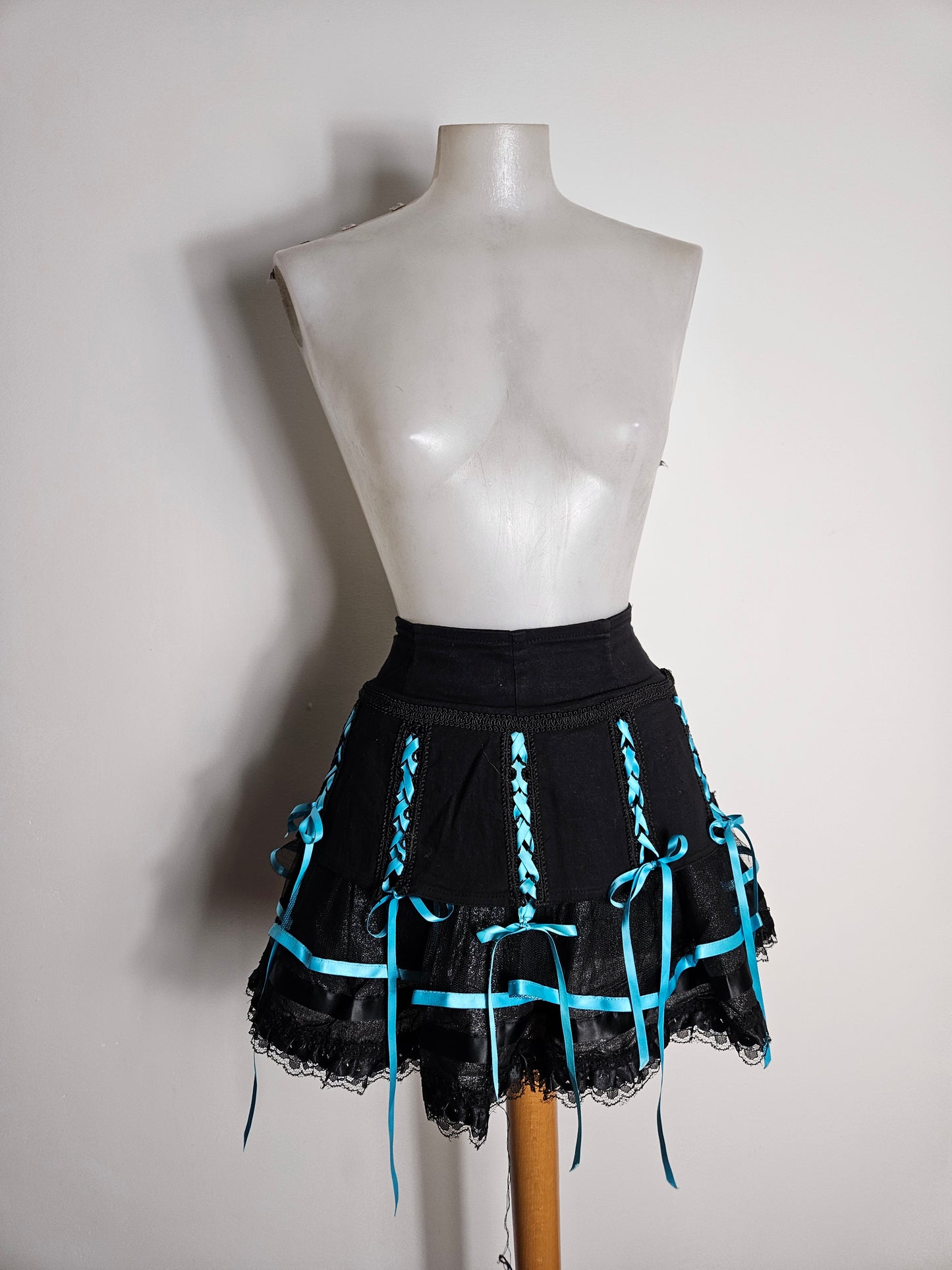 Jupe noire et bleue Living Dead Souls (Copie)