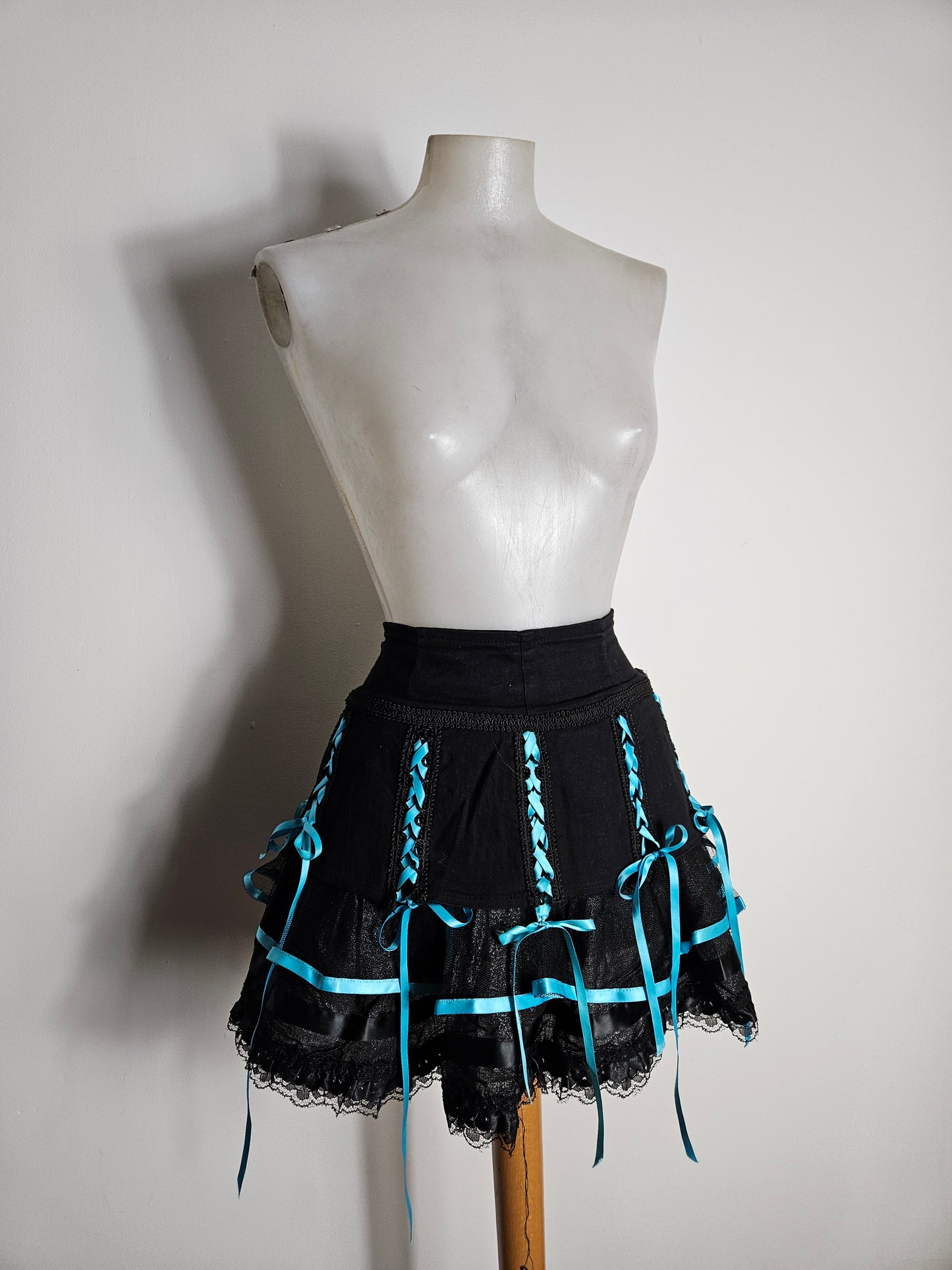 Jupe noire et bleue Living Dead Souls (Copie)