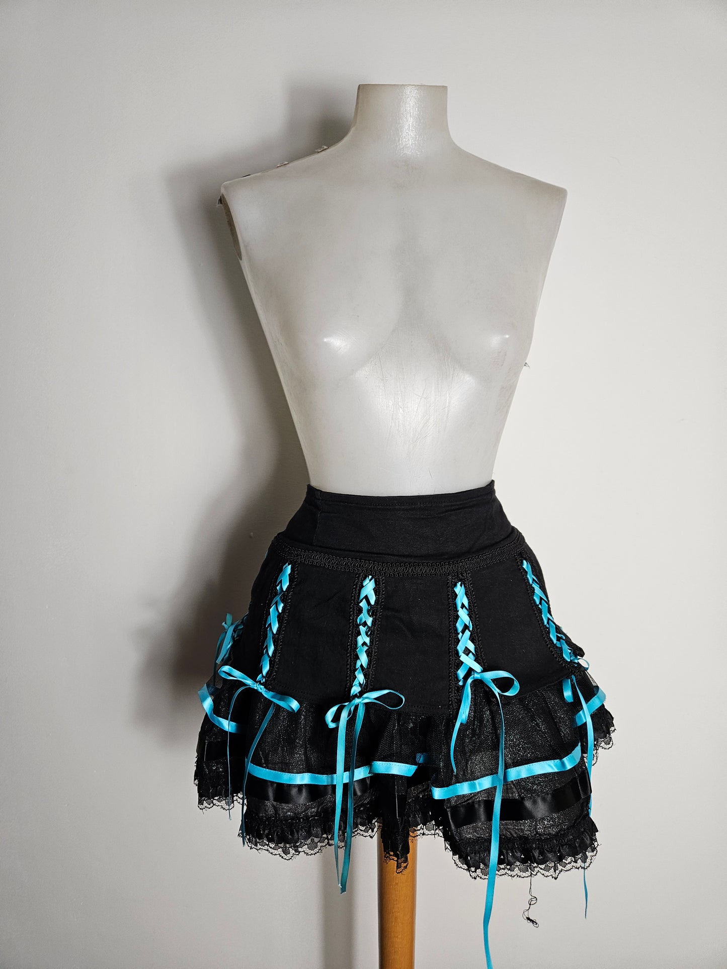 Jupe noire et bleue Living Dead Souls (Copie)