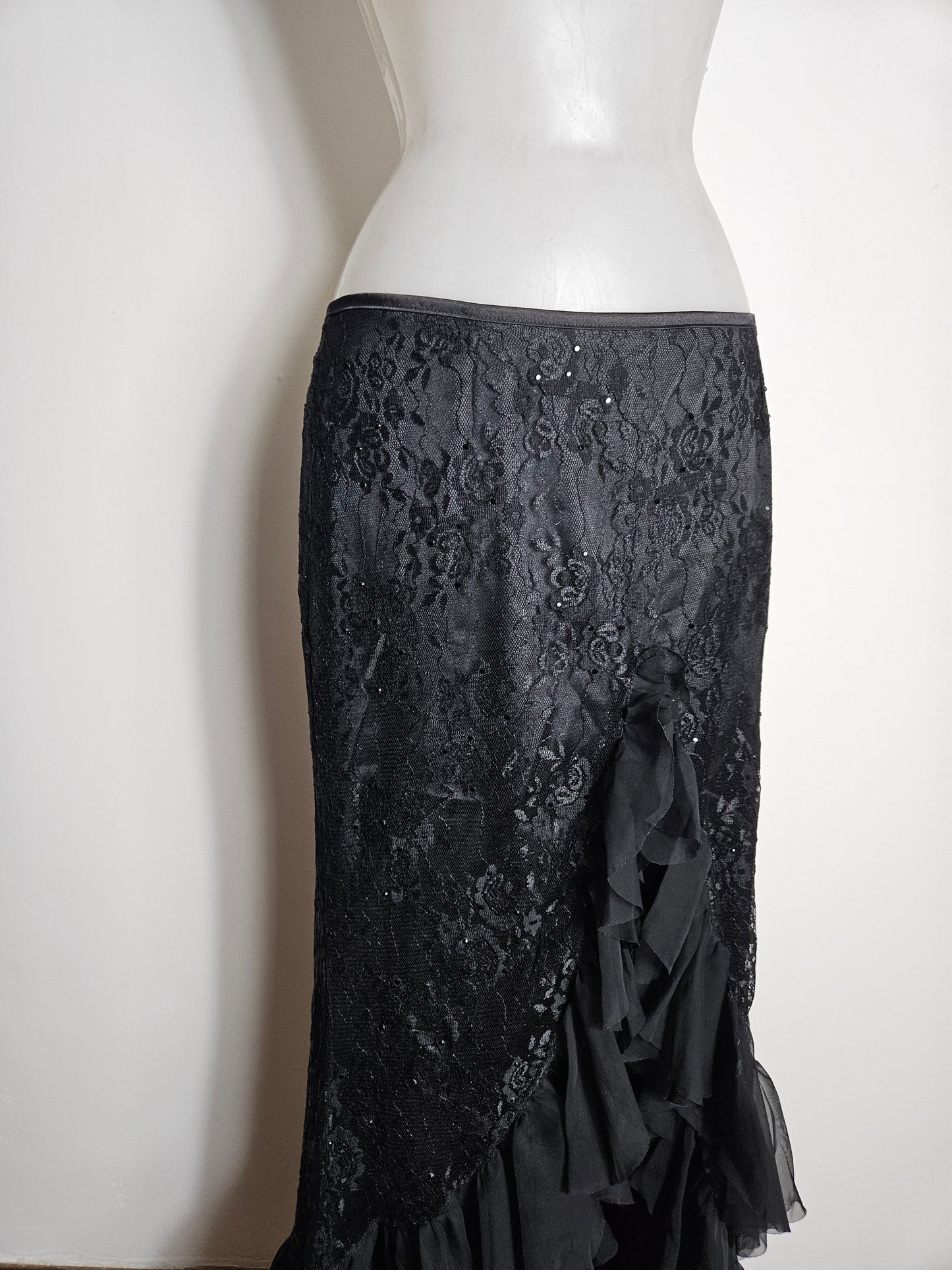 Longue jupe asymétrique en dentelle