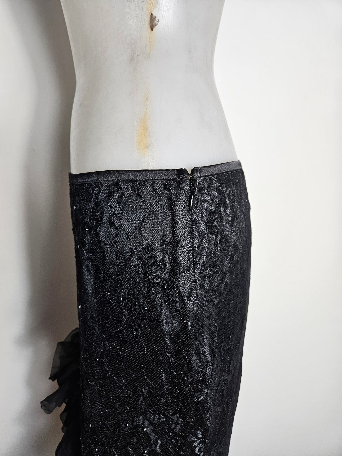 Longue jupe asymétrique en dentelle