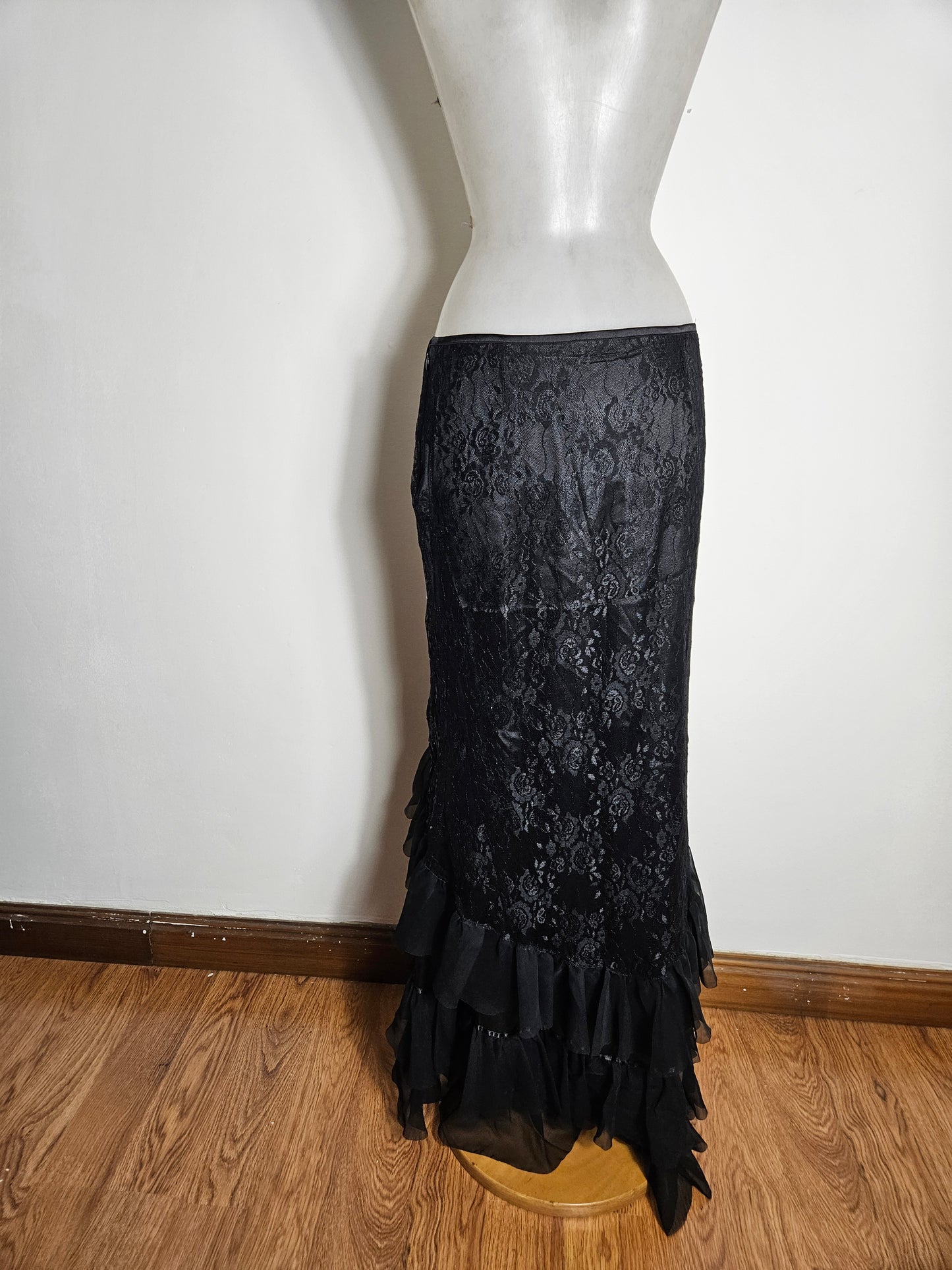 Longue jupe asymétrique en dentelle