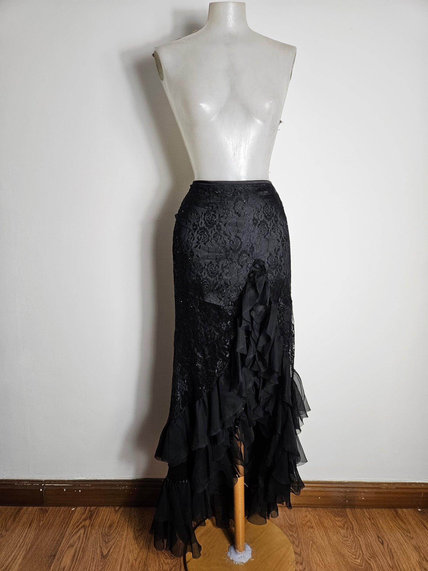 Longue jupe asymétrique en dentelle