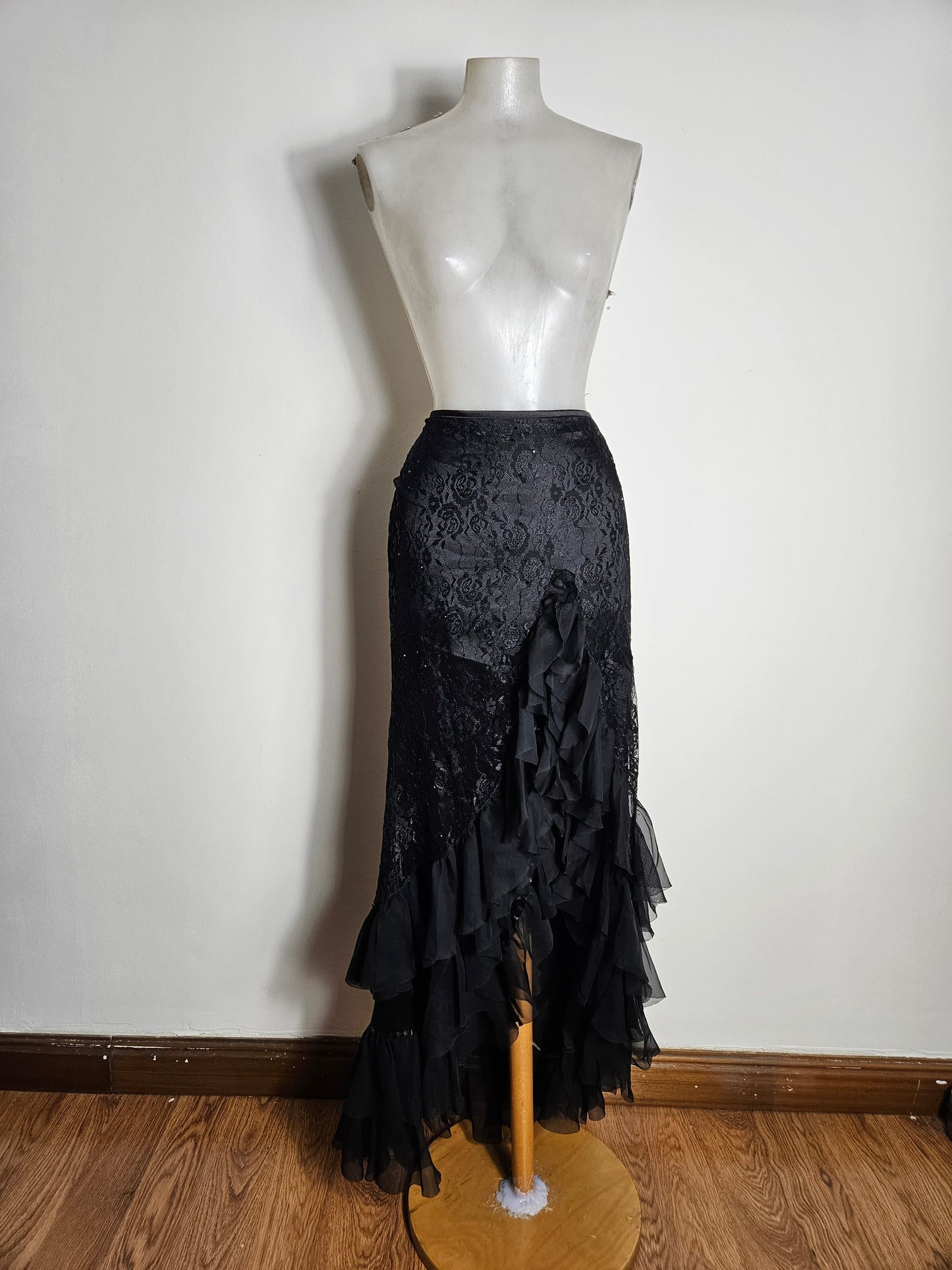 Longue jupe asymétrique en dentelle