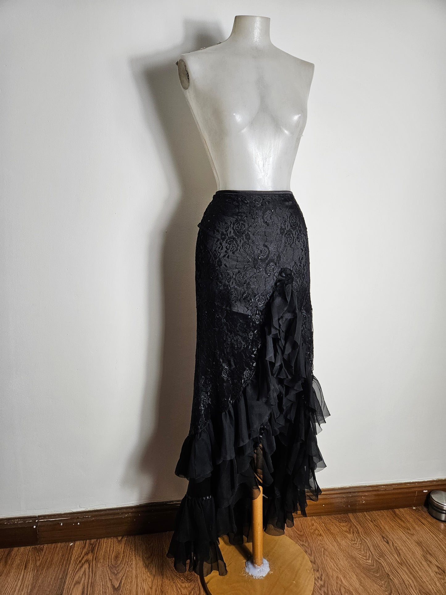 Longue jupe asymétrique en dentelle