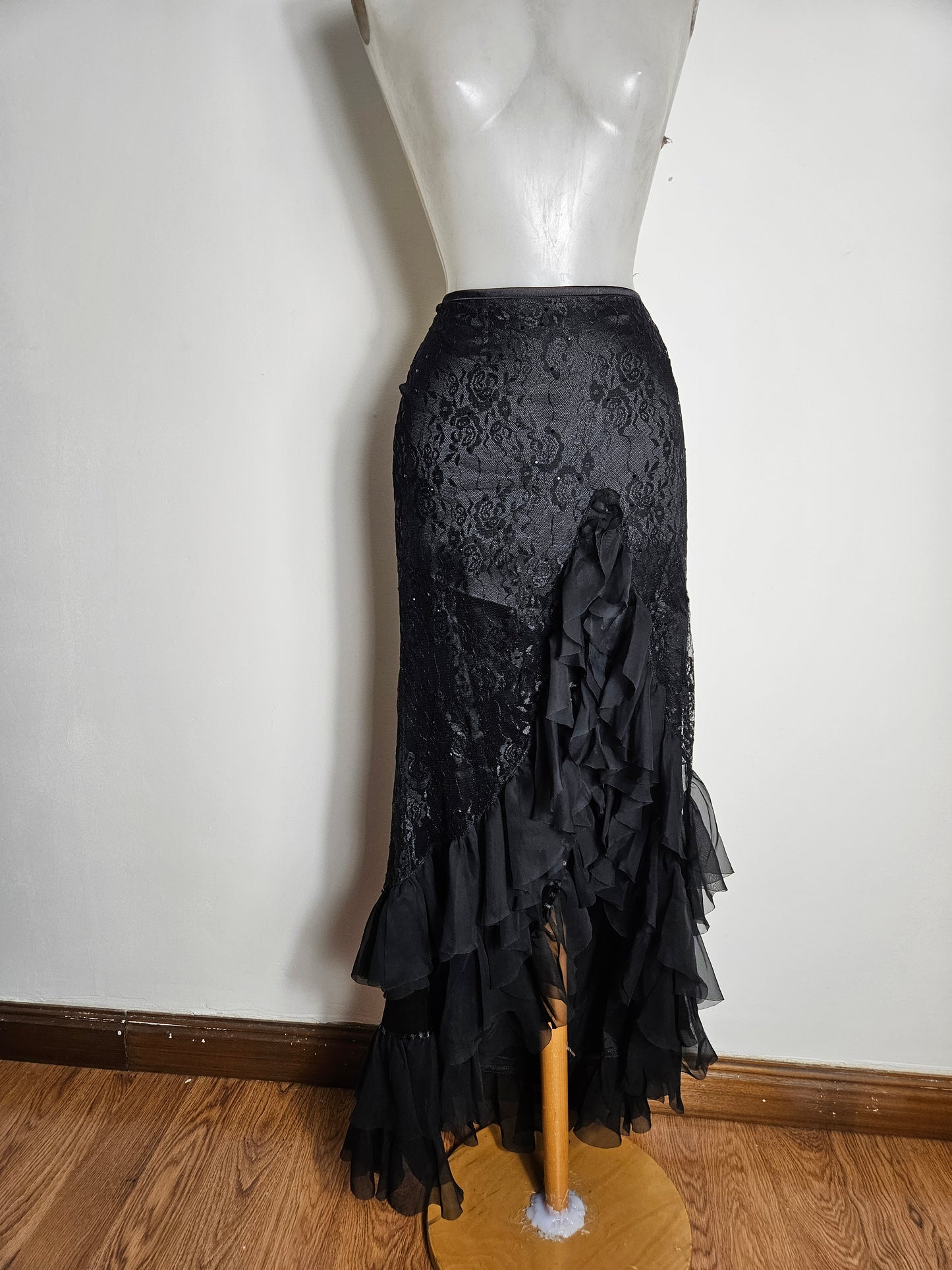 Longue jupe asymétrique en dentelle