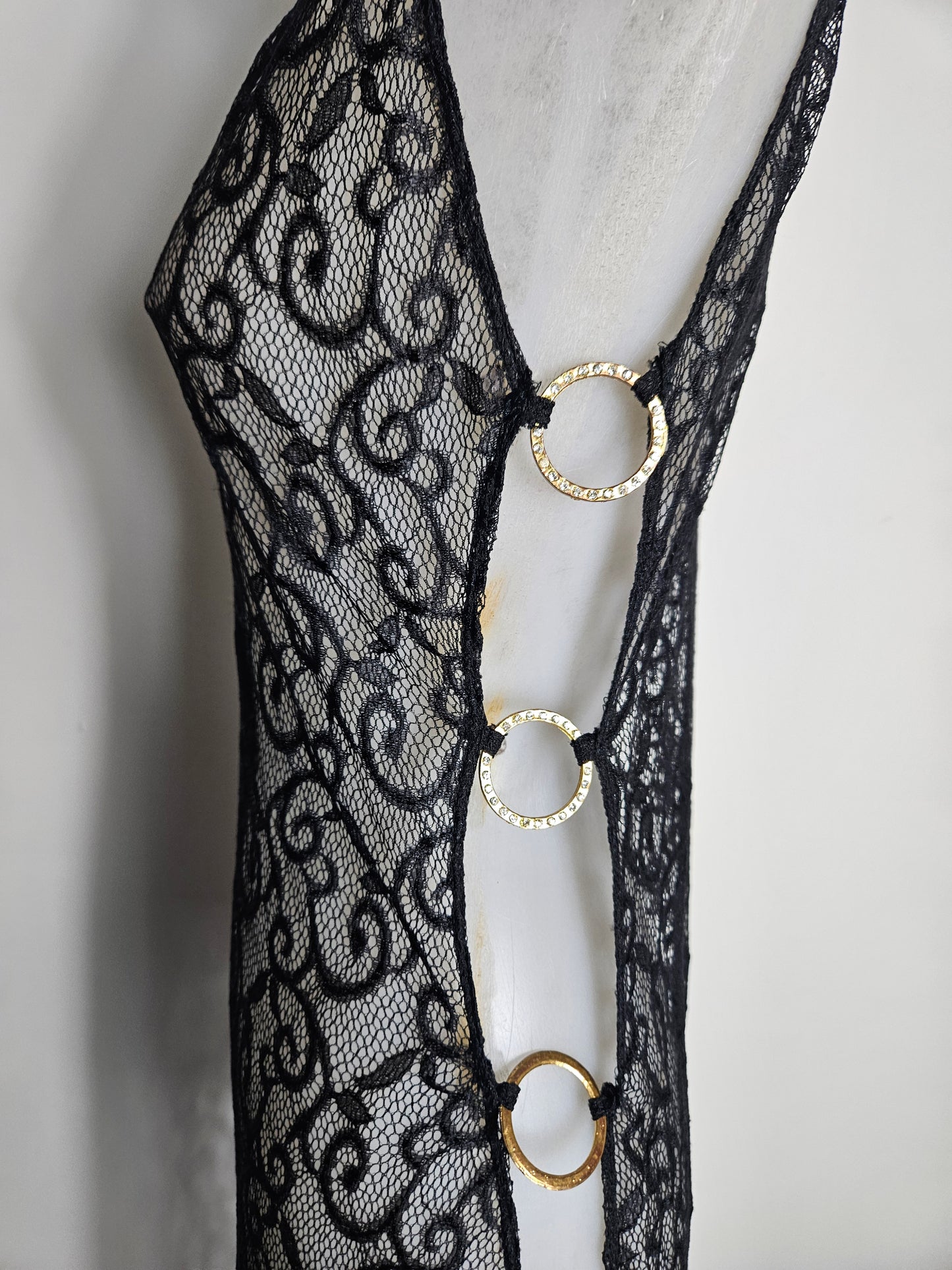 Robe en dentelle détails anneaux